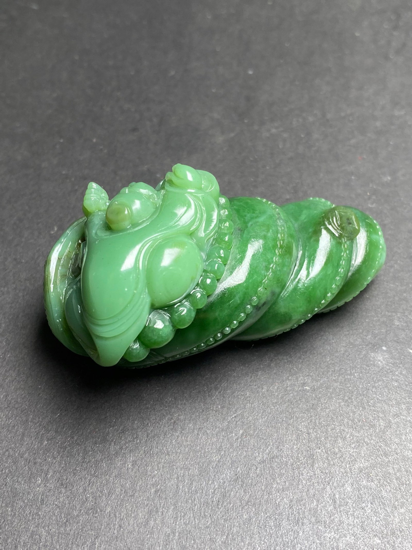An Exquisite Jasper Figure Pattern Conch Hand Piece - 3