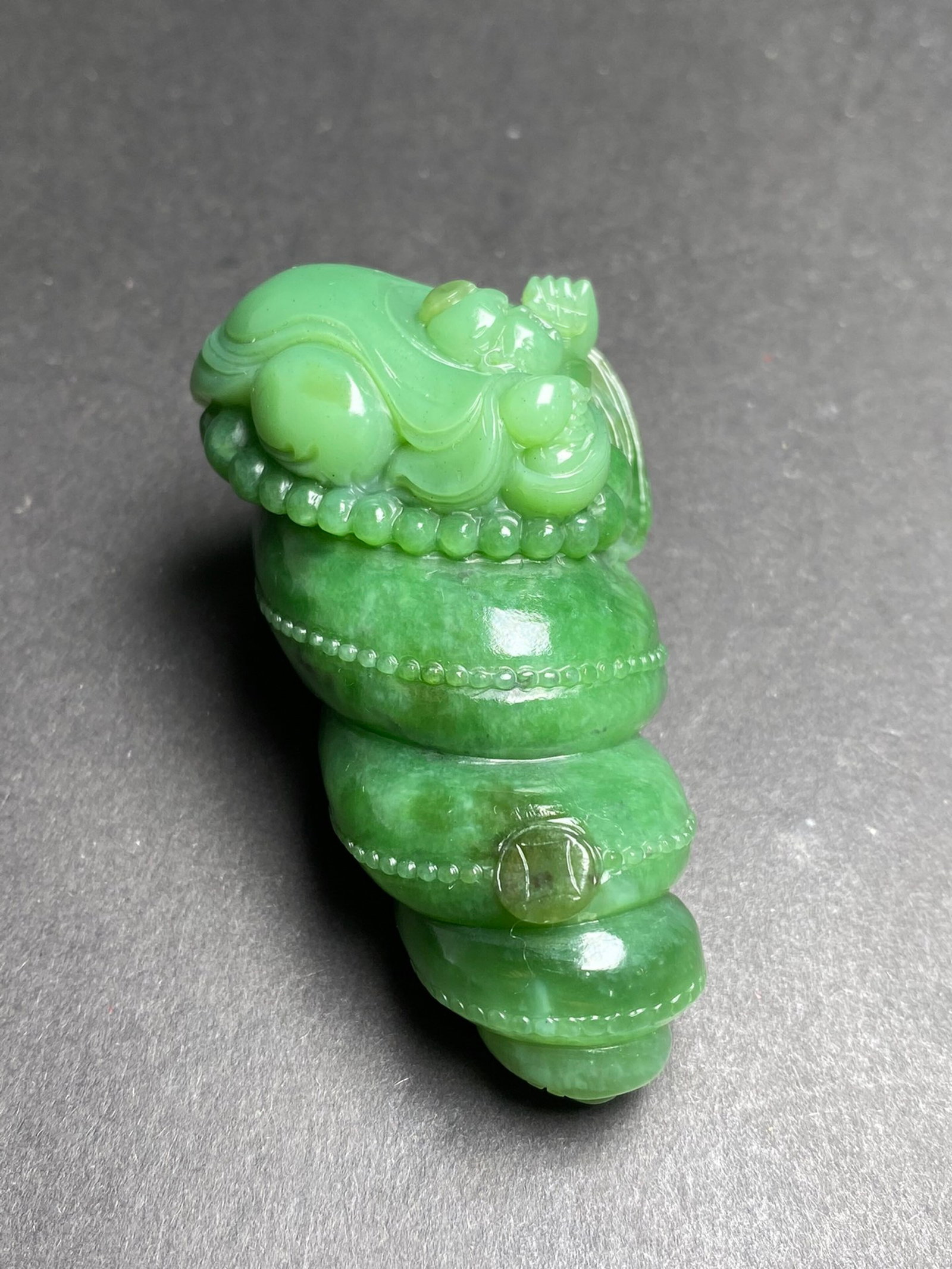 An Exquisite Jasper Figure Pattern Conch Hand Piece - 4