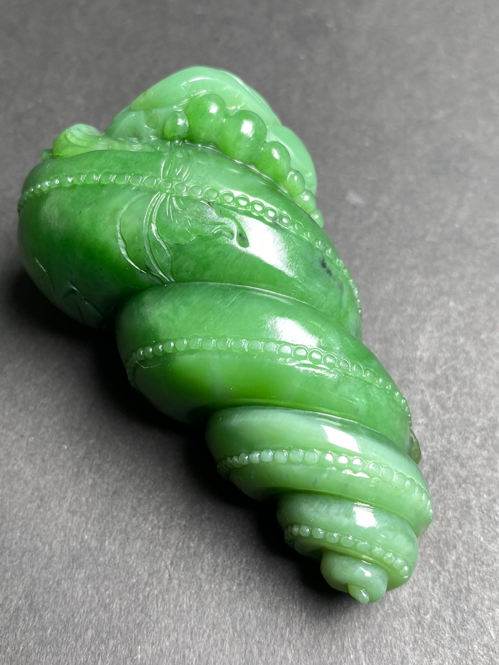 An Exquisite Jasper Figure Pattern Conch Hand Piece - 6