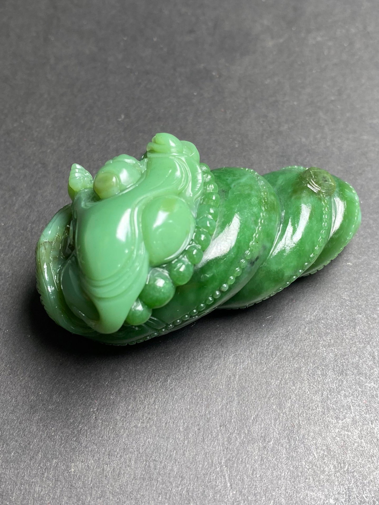 An Exquisite Jasper Figure Pattern Conch Hand Piece - 7