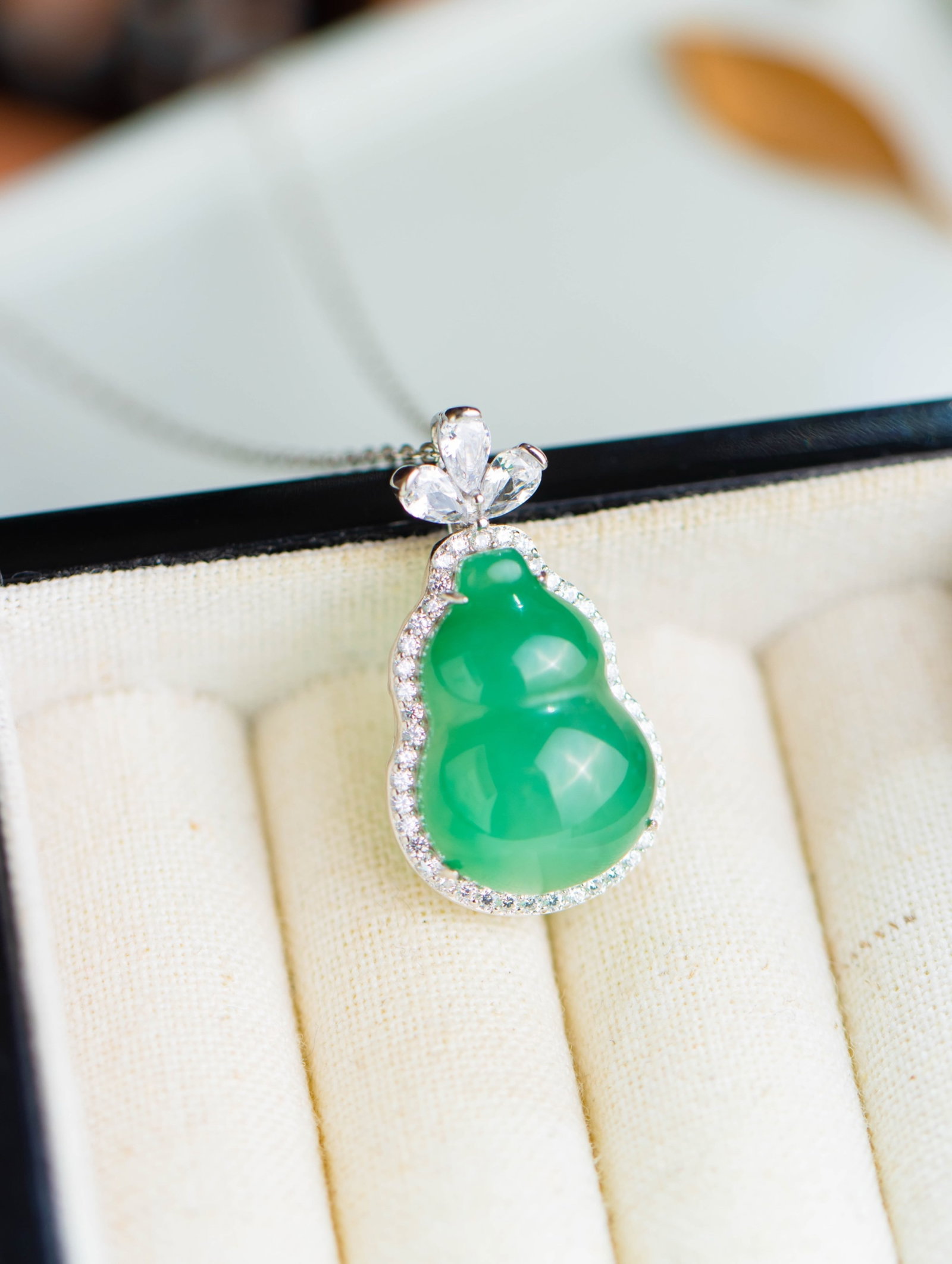 An Exquisite Sterling Silver Inlaid Jadeite Gourd Pendant,Inlaid Diamond: An Exquisite Sterling Silver Inlaid Jadeite Gourd Pendant,Inlaid Diamond 纯银镶翡翠葫芦吊坠,嵌钻石