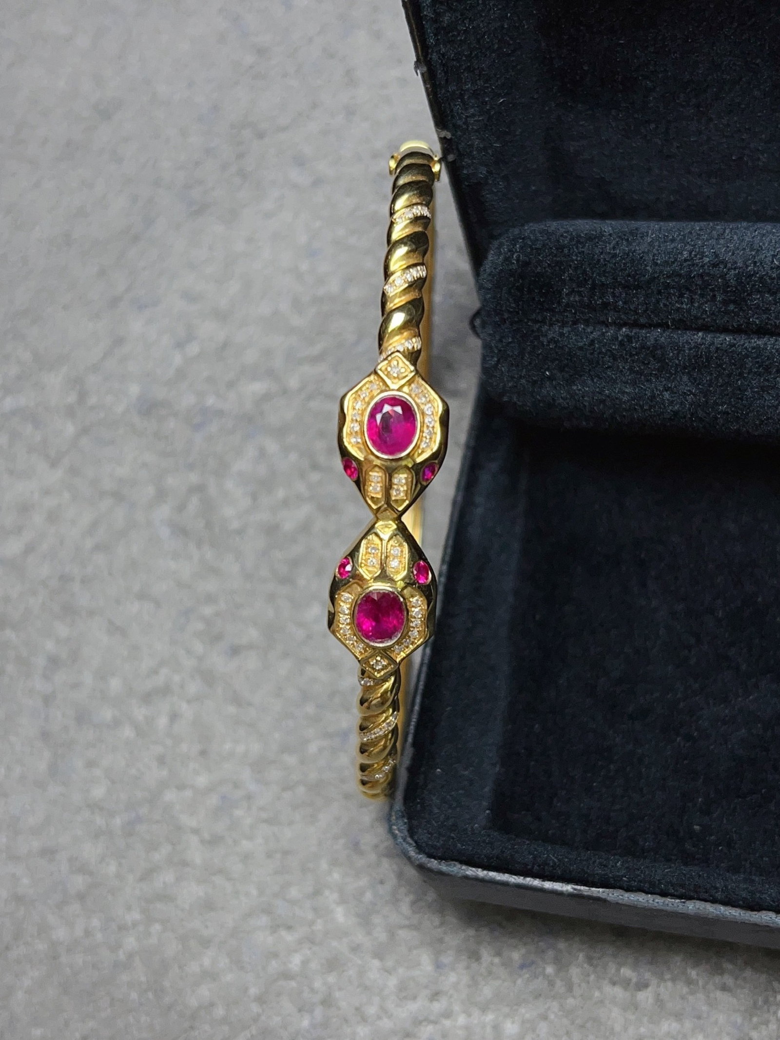 A Exquisite 18k Gold Inlaid 1.00ct Natural Ruby Bracelets,Inlaid Diamond: A Exquisite 18k Gold Inlaid 1.00ct Natural Ruby Bracelets,Inlaid Diamond,Total Weight:7.02g 18k金镶 1.00ct 天然红宝石手镯,嵌钻石
