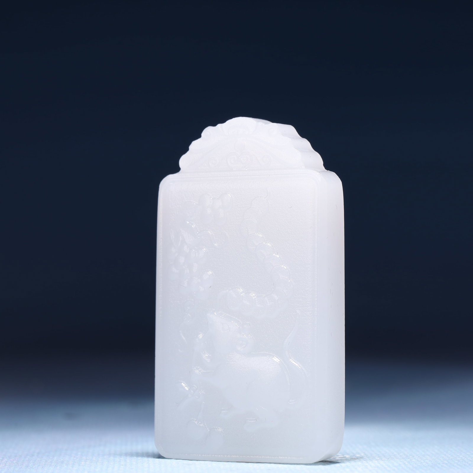 An Exquisite White Jade Mouse Patten Pendant - 2