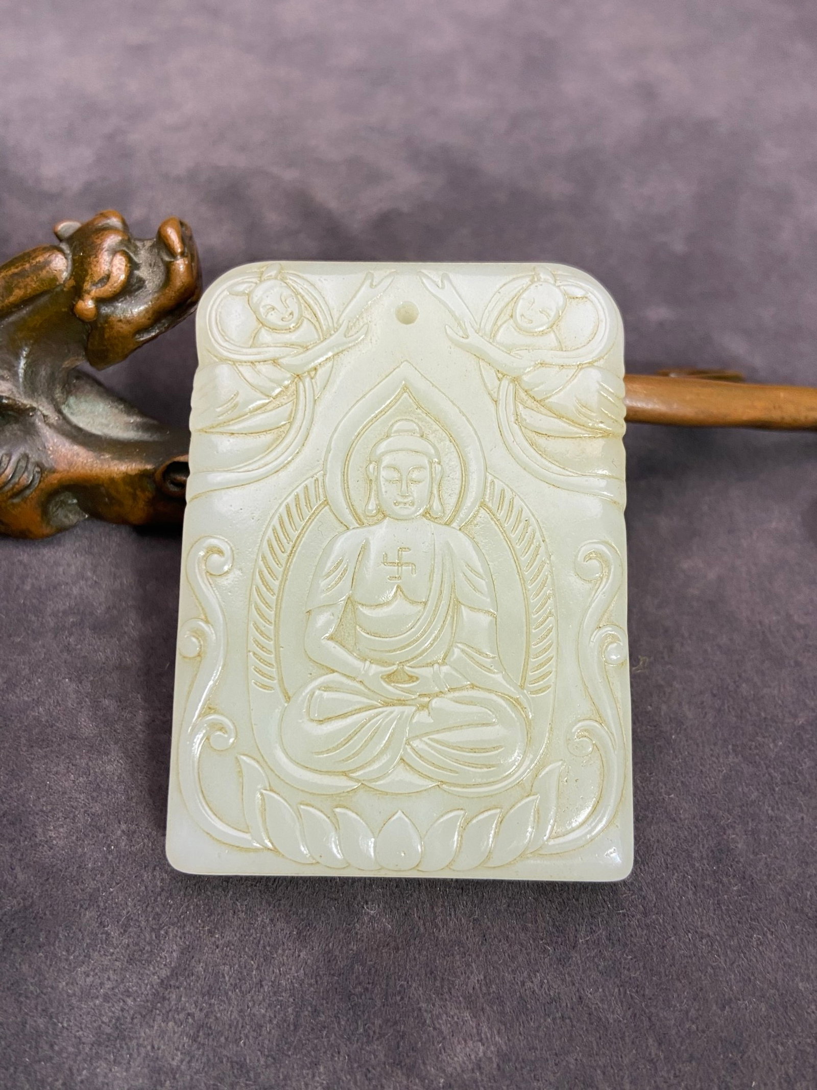 An Exquisite White Jade Lion Pattern Pendant: An Exquisite White Jade Lion Pattern Pendant,Qing Dynasty,China,Size:58.8mmx42.5mmx9mm,Weight:58g 白玉狮子迦摩尼像纹挂件,中Þ