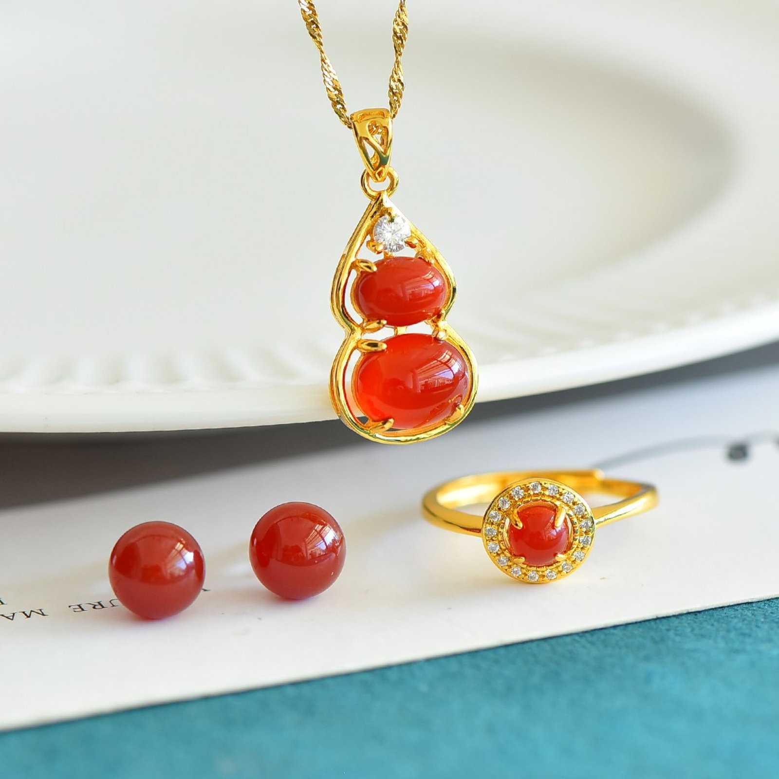 A Set of Fine Sterling Silver-Gold Plated Inlaid Red Agate Jewelry,Inlaid Diamond: A Set of Fine Sterling Silver-Gold Plated Inlaid Red Agate Jewelry,Inlaid Diamond 一套纯银镀金镶红玛瑙首饰,嵌钻ĳ