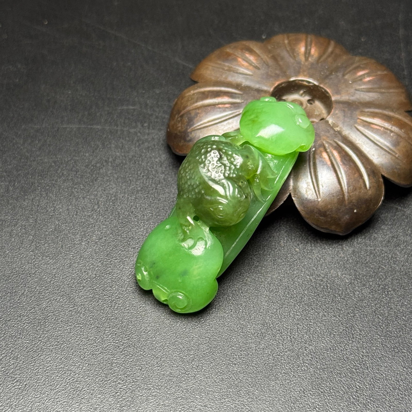 An Exquisite Jasper Golden Toad Ruyi Pattern Hand Piece - 5