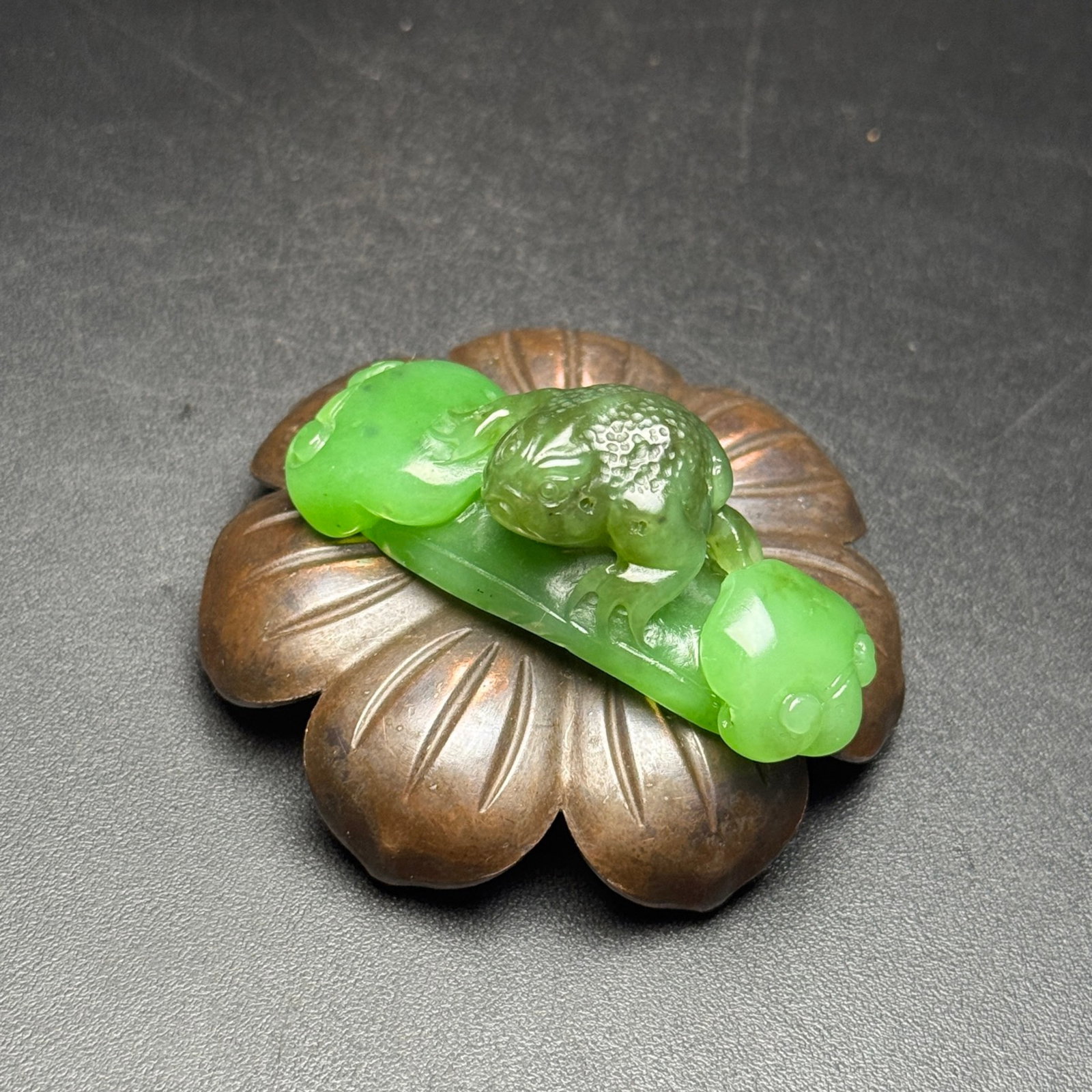 An Exquisite Jasper Golden Toad Ruyi Pattern Hand Piece - 7