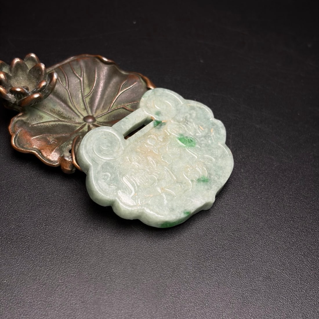 An Exquisite Jadeite Figure Pattern Pendant - 2