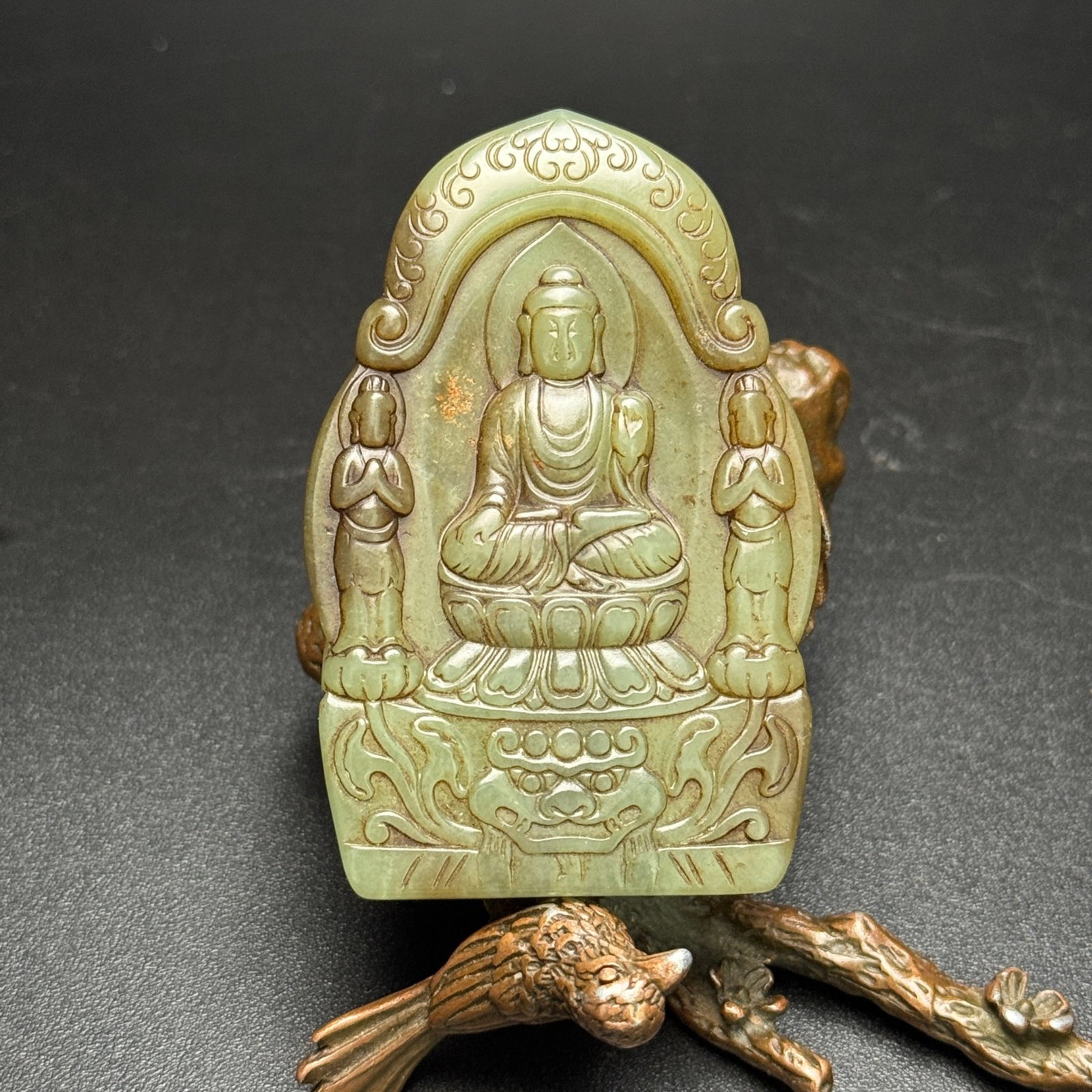 An Exquisite White Jade Buddha Statue Pattern Pendant: An Exquisite White Jade Buddha Statue Pattern Pendant,Qing Dynasty,China,Size:65mmx42mmx8mm,Weight:46g 白玉佛像纹挂件,中国清代