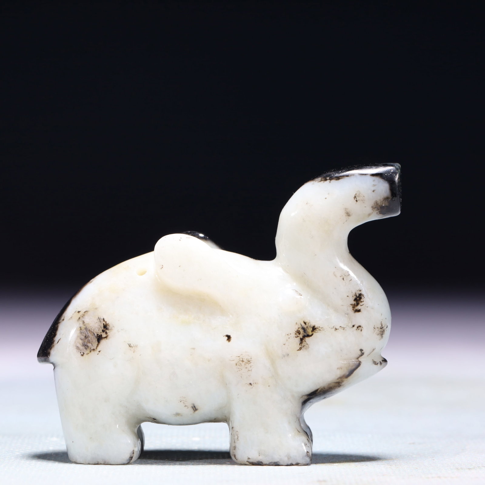 An Exquisite White Jade Elephant Ornament: An Exquisite White Jade Elephant Ornament,Qing Dynasty,China,Size:2.8inx0.8inx2in,Weight:117.3g 白玉象摆件,中国清代