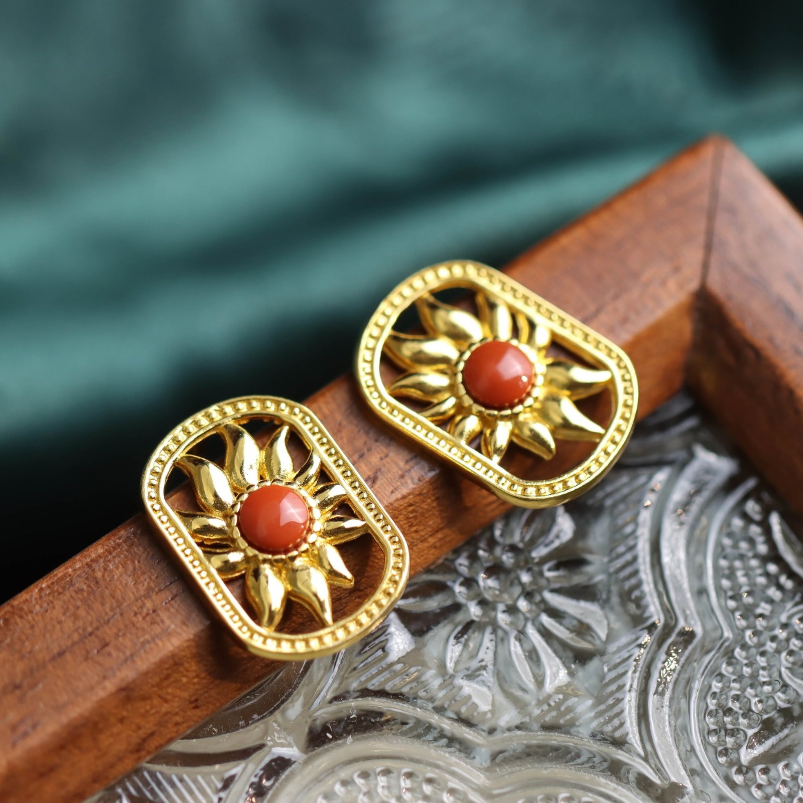 A Pair of Exquisite Sterling Silver-Gold Plated Inlaid Agate Earrings: A Pair of Exquisite Sterling Silver-Gold Plated Inlaid Agate Earrings 一对纯银镀金镶玛瑙耳钉