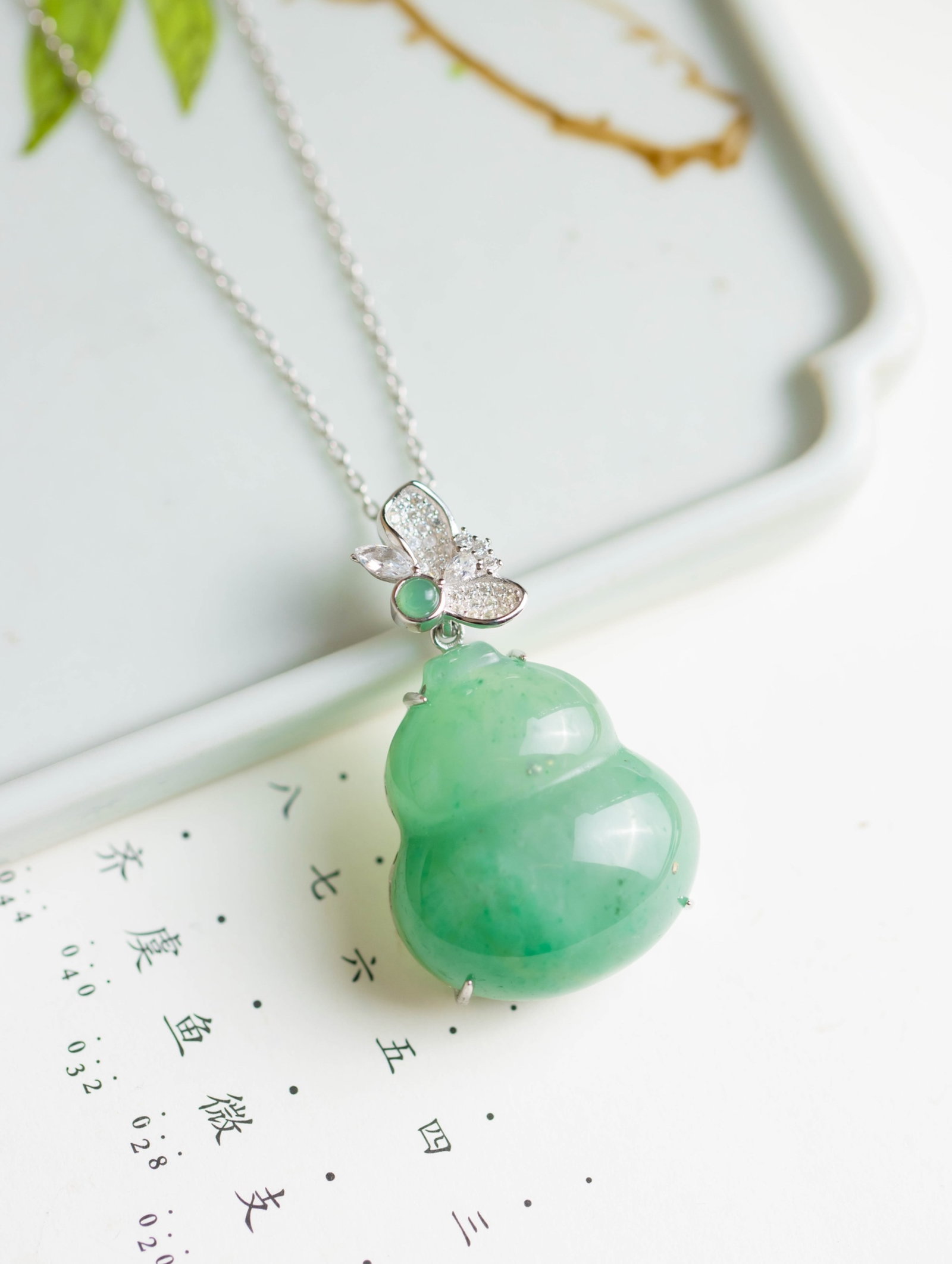 An Exquisite Sterling Silver Inlaid Jadeite Gourd Pendant,Inlaid Diamond: An Exquisite Sterling Silver Inlaid Jadeite Gourd Pendant,Inlaid Diamond 纯银镶翡翠葫芦吊坠,嵌钻石