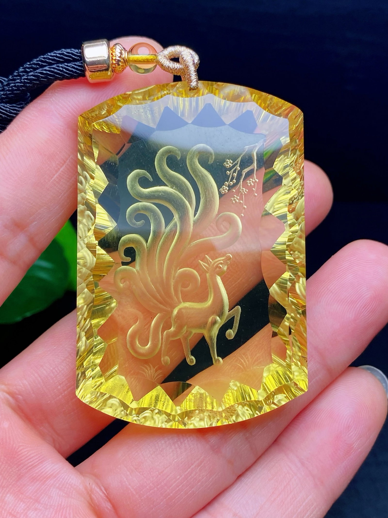 An Exquisite Crystal Nine-Tailed Fox Pattern Pendant: An Exquisite Crystal Nine-Tailed Fox Pattern Pendant,Size:58mmx38mmx12mm,Weight:60.1g 水晶九尾狐纹吊坠