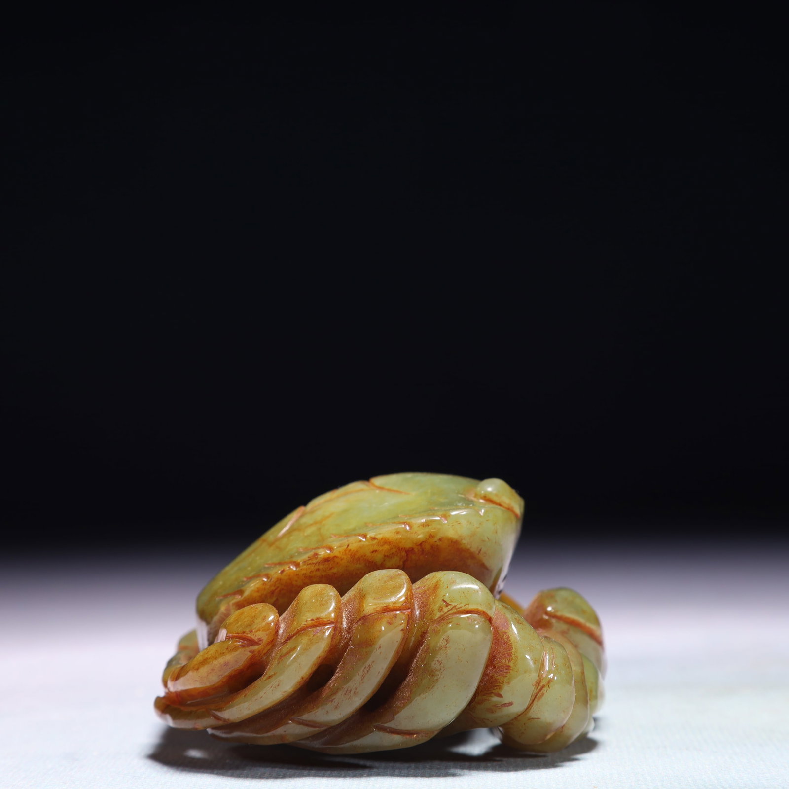An Exquisite Green Jade Crab Ornament: An Exquisite Green Jade Crab Ornament,Qing Dynasty,China,Size:3.5inx2.8inx1.6in,Weight:313.4g 青玉螃蟹摆件,中国清代