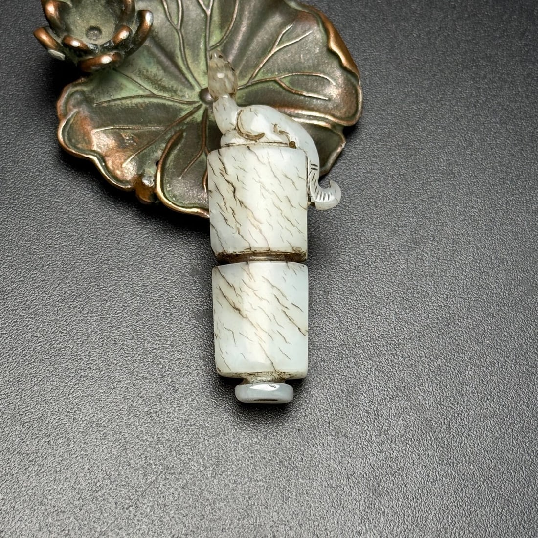 An Exquisite White Jade Chi-Dragon Pattern Pendant: An Exquisite White Jade Chi-Dragon Pattern Pendant,Qing Dynasty,China,Size:57mmx22mmx11mm,Weight:17g 白玉螭龙纹挂件,中国清代
