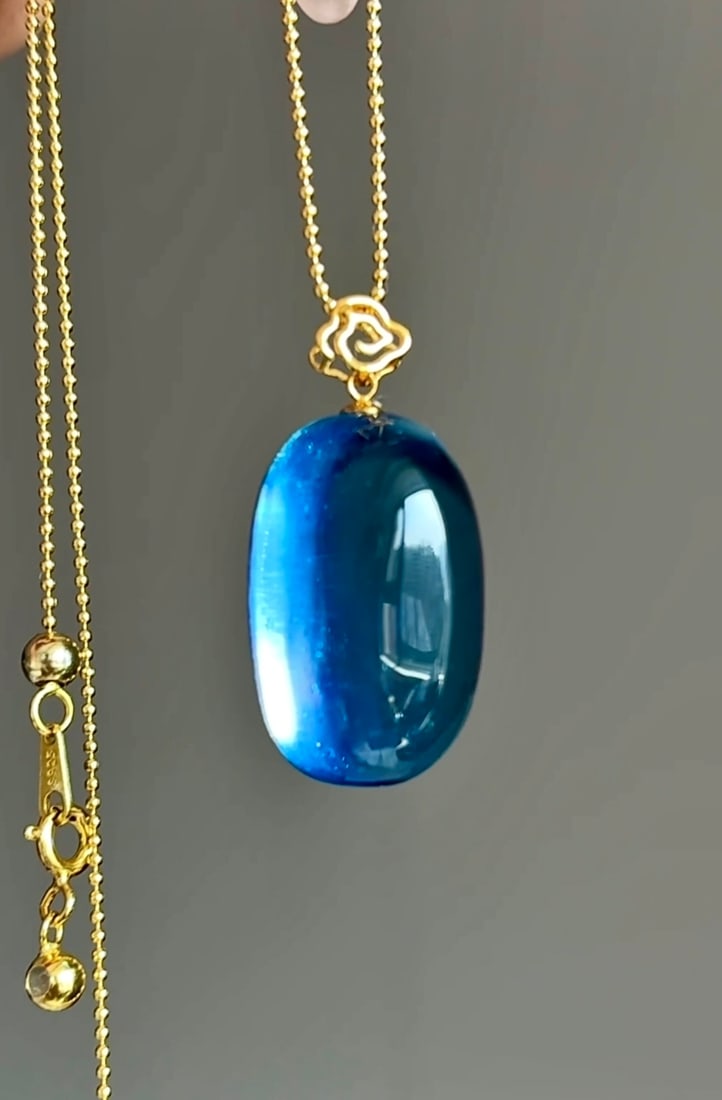 An Exquisite Sterling Silver-Gold Plated Inlaid Aquamarine Pendant: An Exquisite Sterling Silver-Gold Plated Inlaid Aquamarine Pendant,Size:25mmx15mmx13mm,Weight:8.4g 纯银镀金镶海蓝宝吊坠
