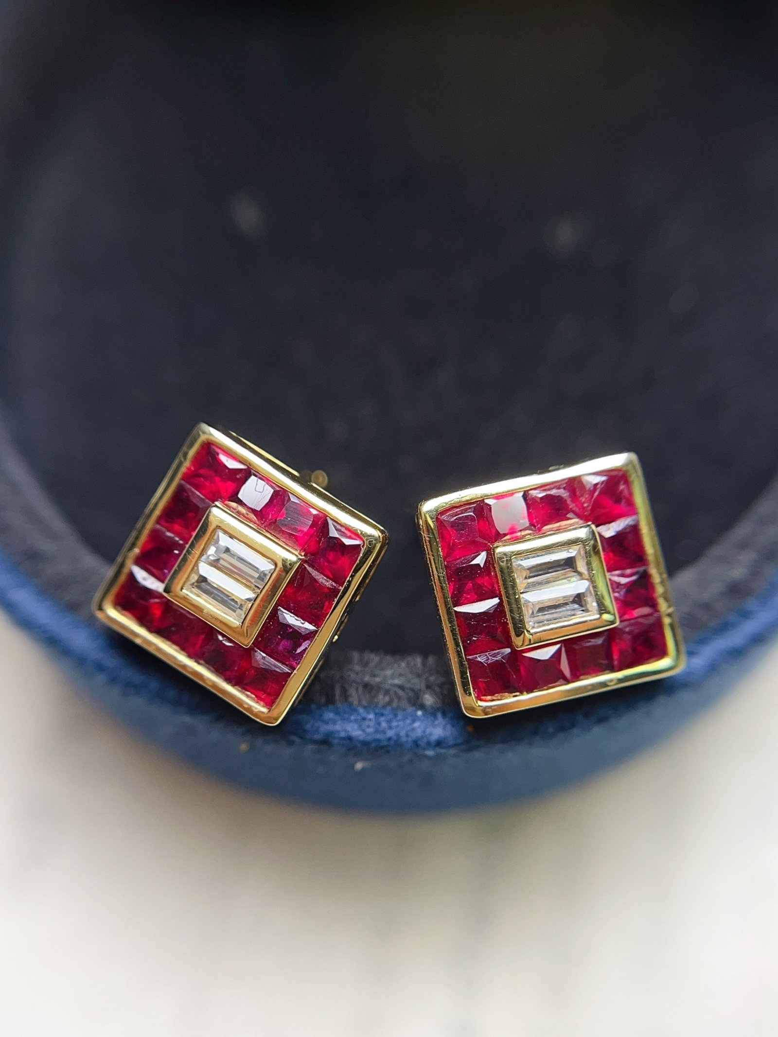 A Pair of Exquisite 18k Gold Inlaid 2.45ct Natural Ruby Earrings,Inlaid Gems: A Pair of Exquisite 18k Gold Inlaid 2.45ct Natural Ruby Earrings,Inlaid Gems,Total Weight:2.39g 一对18k金镶 2.45ct