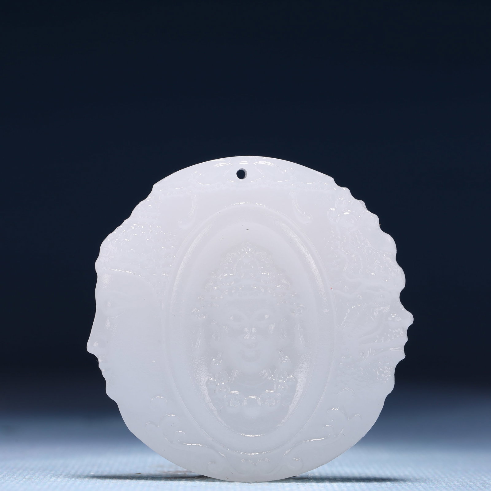 An Exquisite White Jade Statue of Avalokitesvara Pendant: An Exquisite White Jade Statue of Avalokitesvara Pendant,Size:2inx0.4in,Weight:43g 白玉观音像牌