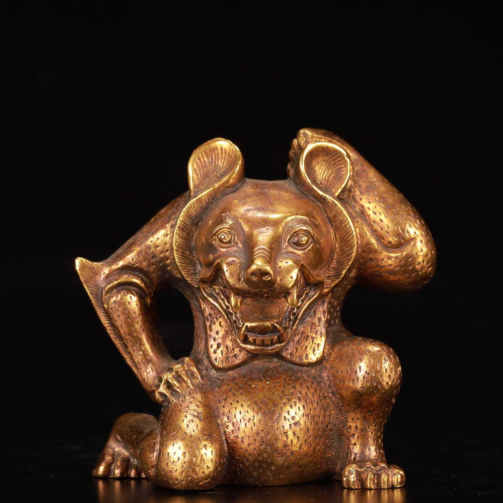 An Exquisite Gilt Bronze Bear Ornament: An Exquisite Gilt Bronze Bear Ornament,Qing Dynasty, China,Size:3.5inx2inx3.1in,Weight:950g 铜鎏金熊摆件,中国清代