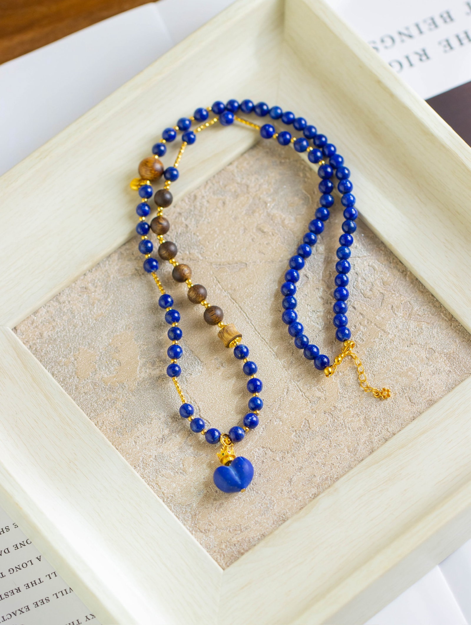 An Exquisite Sterling Silver-Gold Plated Inlaid Lapis Lazuli Eaglewood Necklace: An Exquisite Sterling Silver-Gold Plated Inlaid Lapis Lazuli Eaglewood Necklace 纯银镀金镶青金石沉香木项链