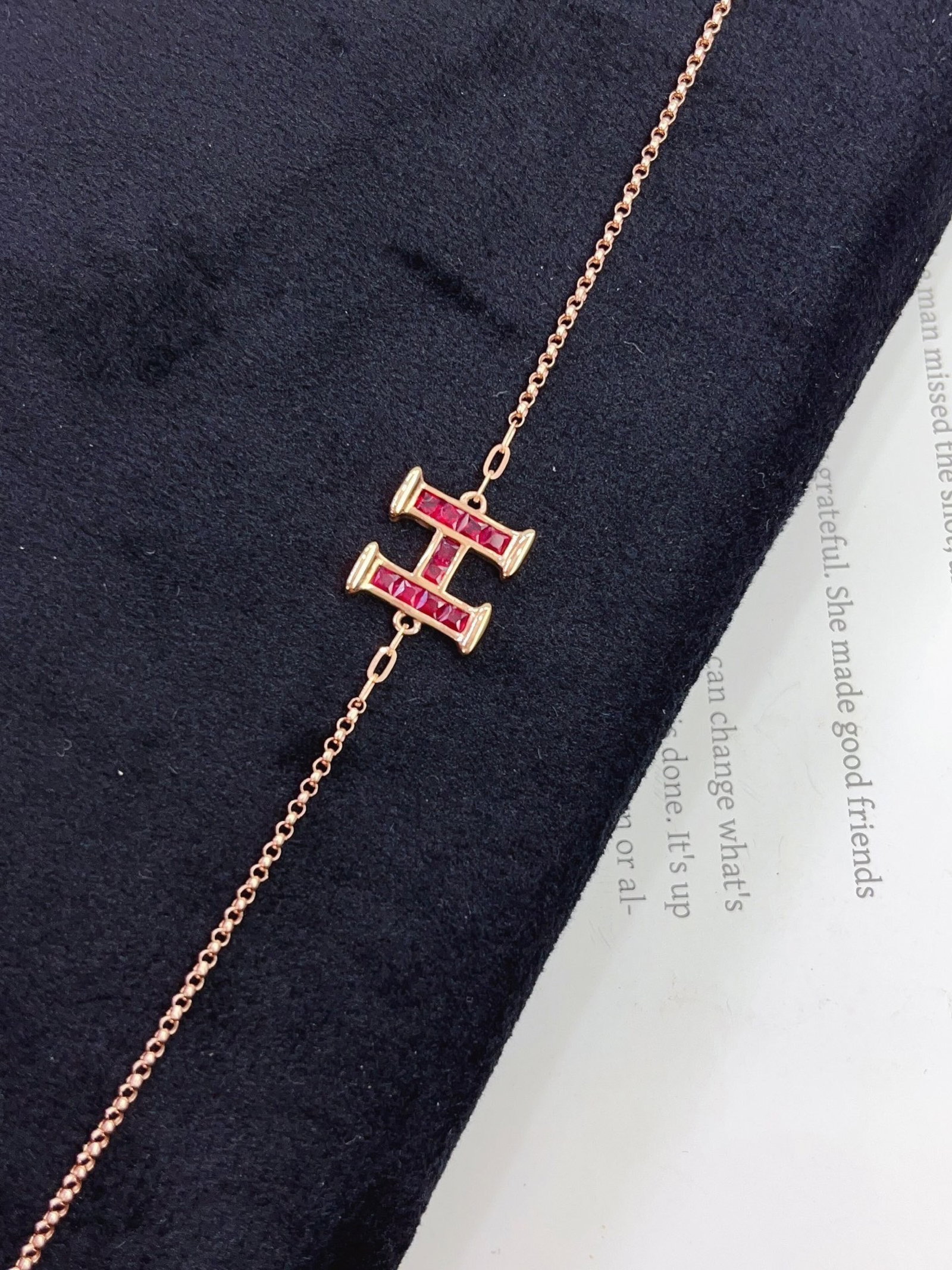 A Exquisite 18k Gold Inlaid 1.10ct Natural Ruby Bracelets: A Exquisite 18k Gold Inlaid 1.10ct Natural Ruby Bracelets,Total Weight:2.44g 18k金镶 1.10ct 天然红宝石手链