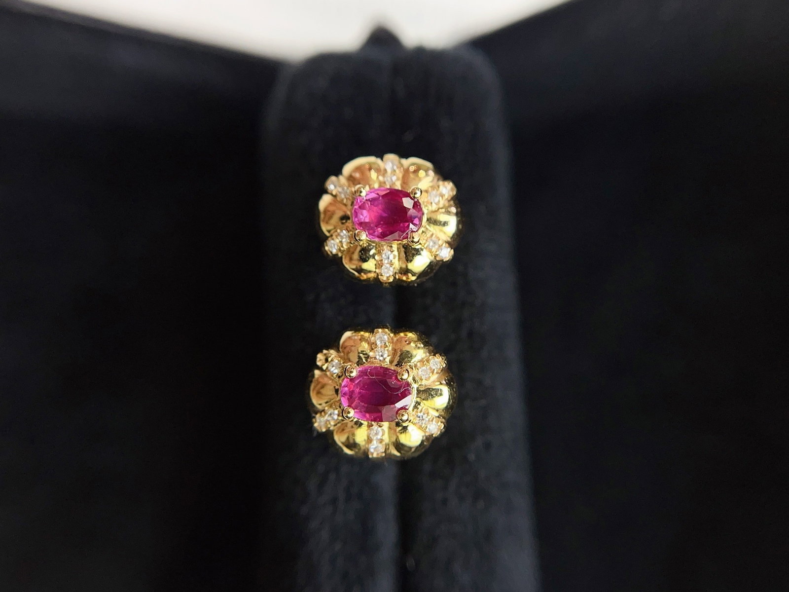 A Pair of Exquisite 18k Gold Inlaid 0.75ct Natural Ruby Earrings,Inlaid Diamond: A Pair of Exquisite 18k Gold Inlaid 0.75ct Natural Ruby Earrings,Inlaid Diamond,Total Weight:1.41g 一对18k金镶 0.75ct 天然红宝石耳钉,&