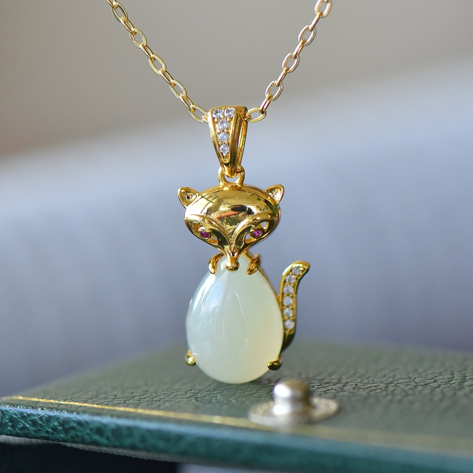 An Exquisite Bronze-Gold Plated Inlaid White Jade Fox Necklace,Inlaid Diamond: An Exquisite Bronze-Gold Plated Inlaid White Jade Fox Necklace,Inlaid Diamond,Size:10mmx14mm 铜镀金镶白玉狐狸项链,嵌钻石
