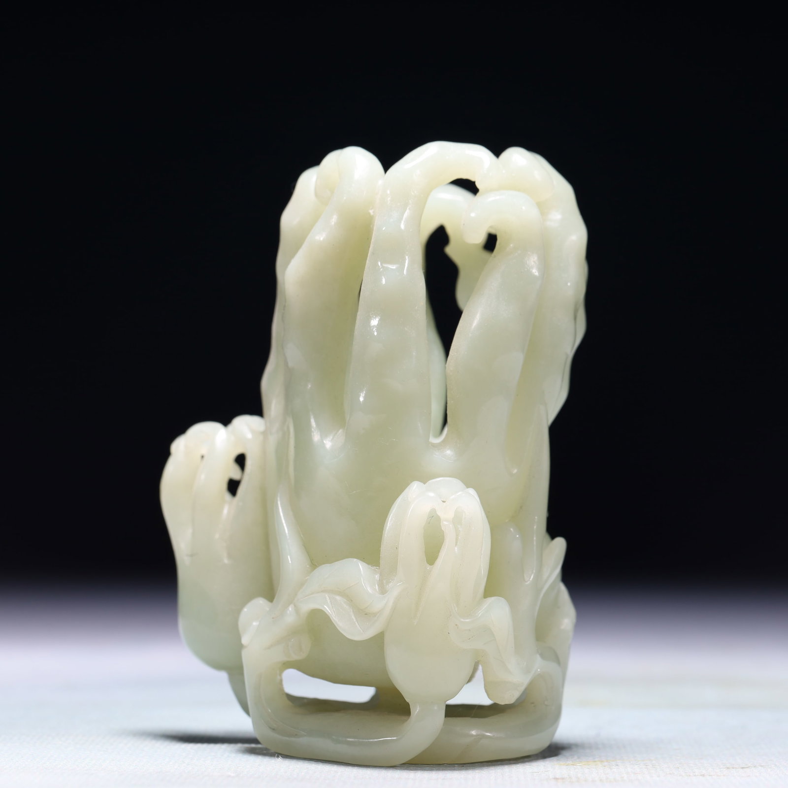 An Exquisite White Jade Buddha??s Hand Pose Ornament - 2