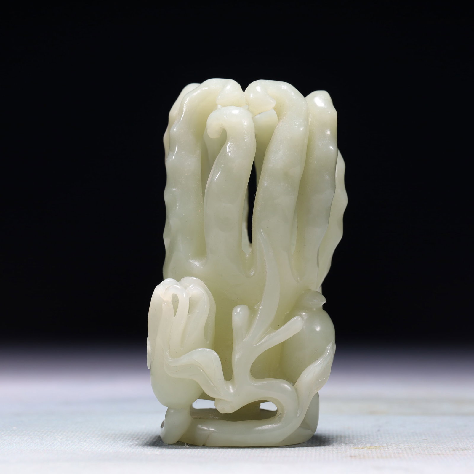 An Exquisite White Jade Buddha??s Hand Pose Ornament - 3