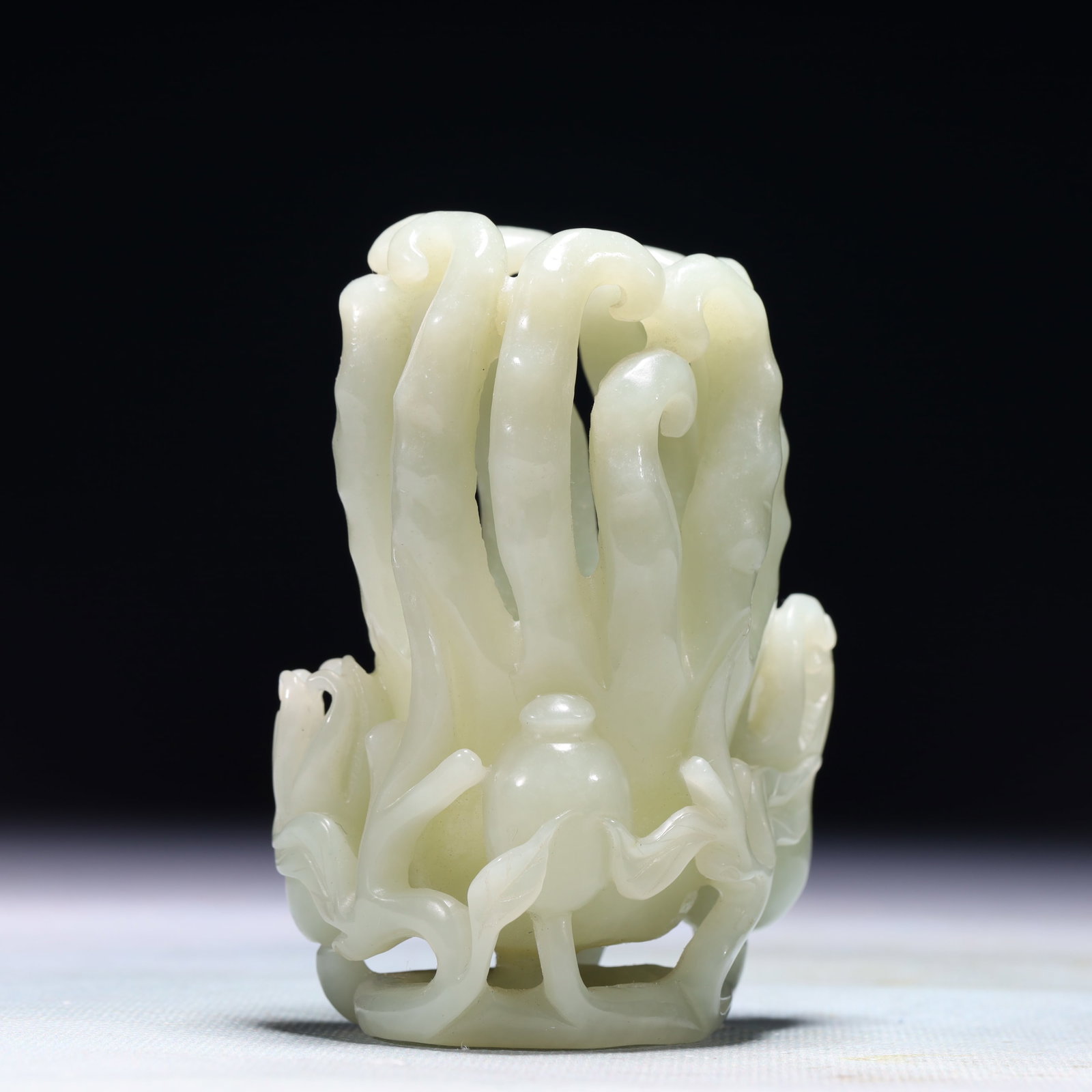 An Exquisite White Jade Buddha??s Hand Pose Ornament - 4