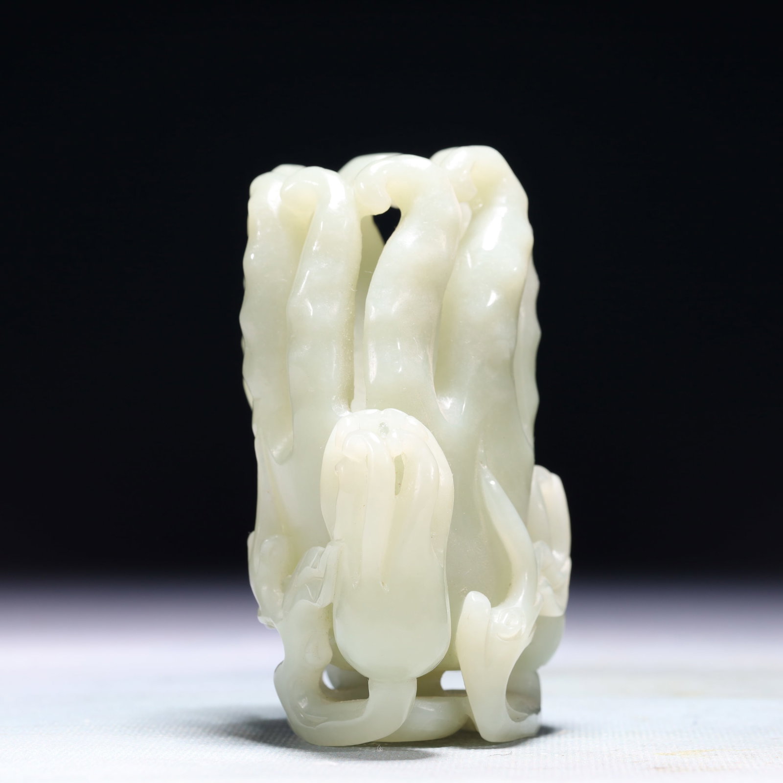 An Exquisite White Jade Buddha??s Hand Pose Ornament - 6