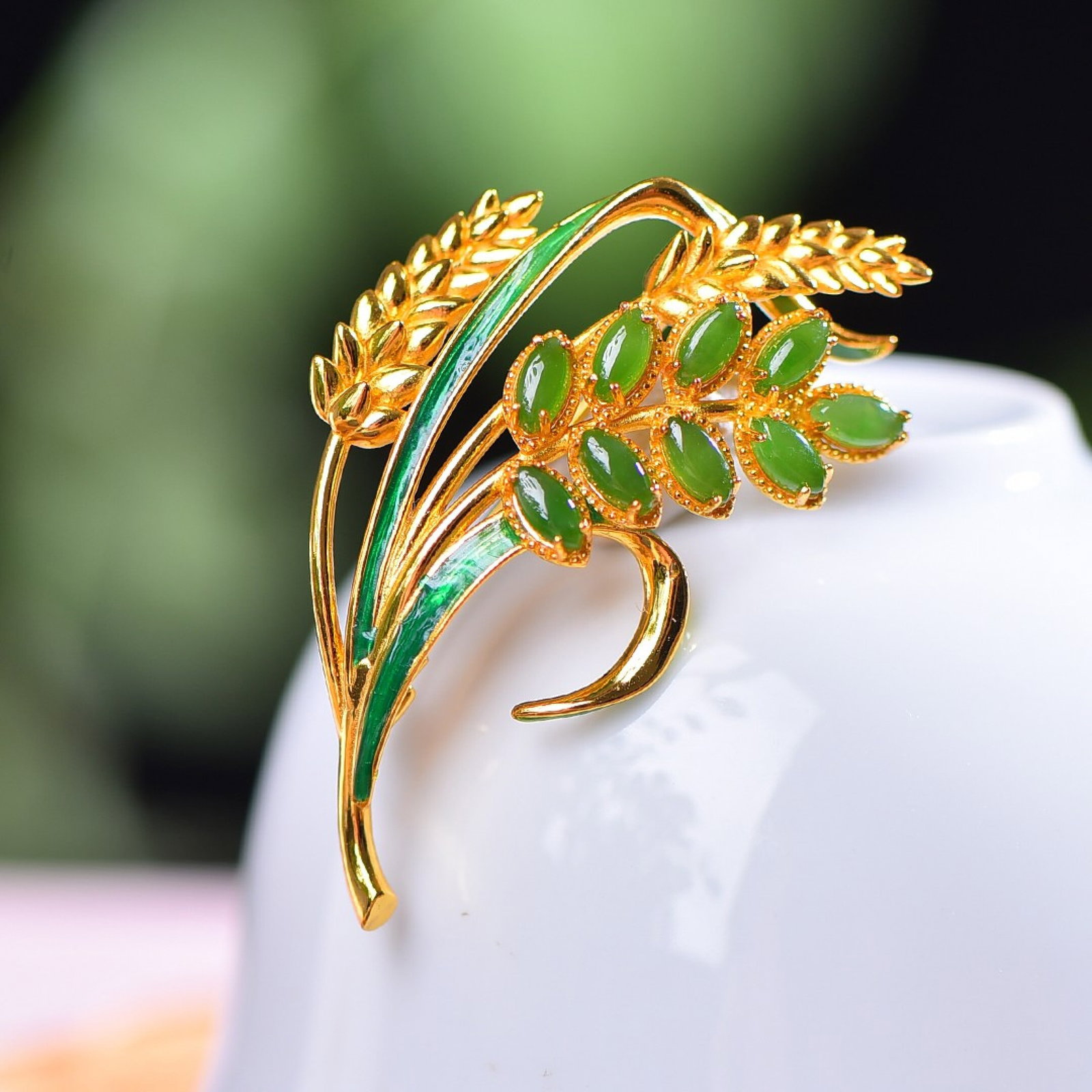 An Exquisite Sterling Silver-Gold Plated Inlaid Jasper Brooch: An Exquisite Sterling Silver-Gold Plated Inlaid Jasper Brooch,Size:3mmx6mm 纯银镀金镶碧玉胸针