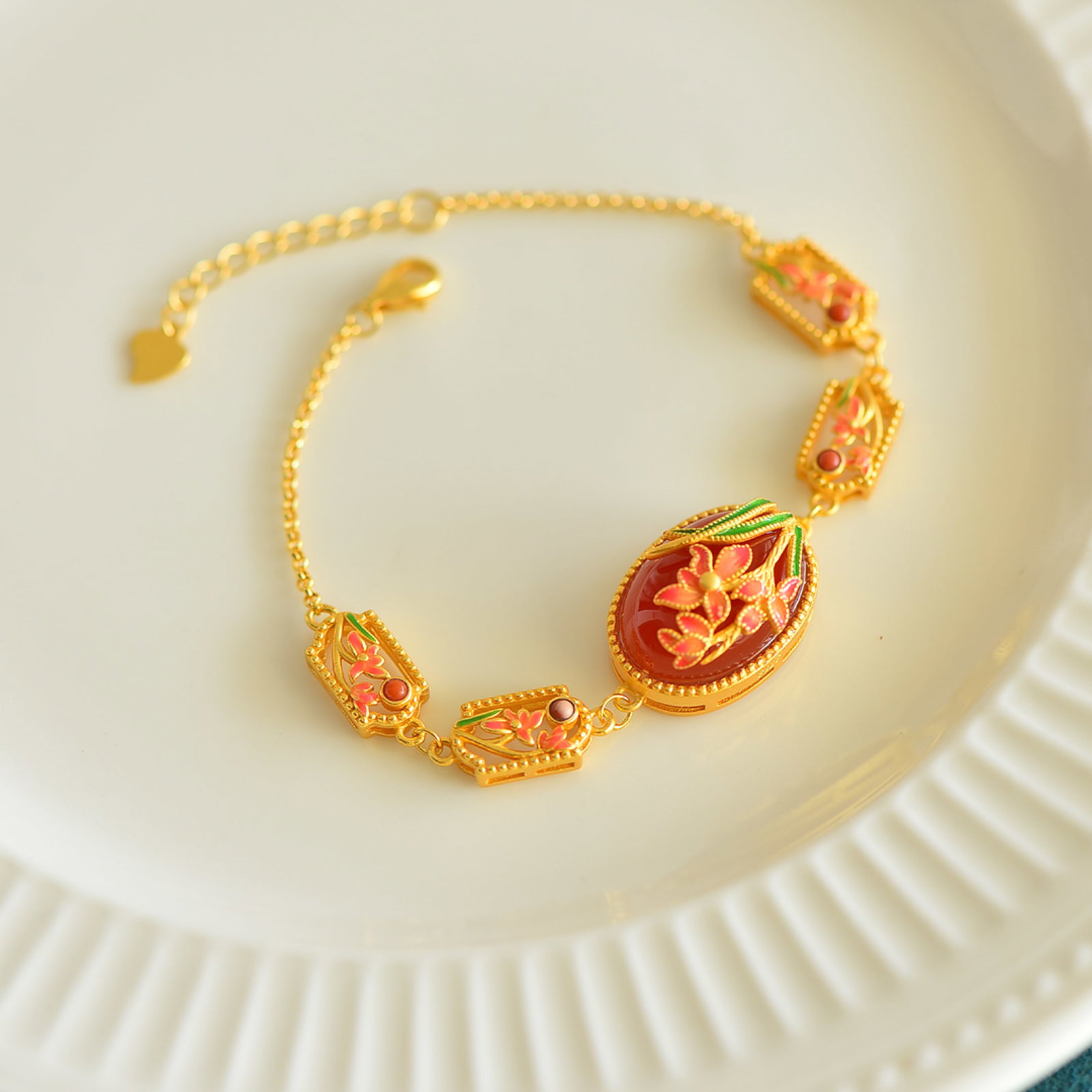 An Exquisite Sterling Silver-Gold Plated Inlaid Red Agate Bracelet: An Exquisite Sterling Silver-Gold Plated Inlaid Red Agate Bracelet,Size:13mmx18mm 纯银镀金镶红玛瑙手链