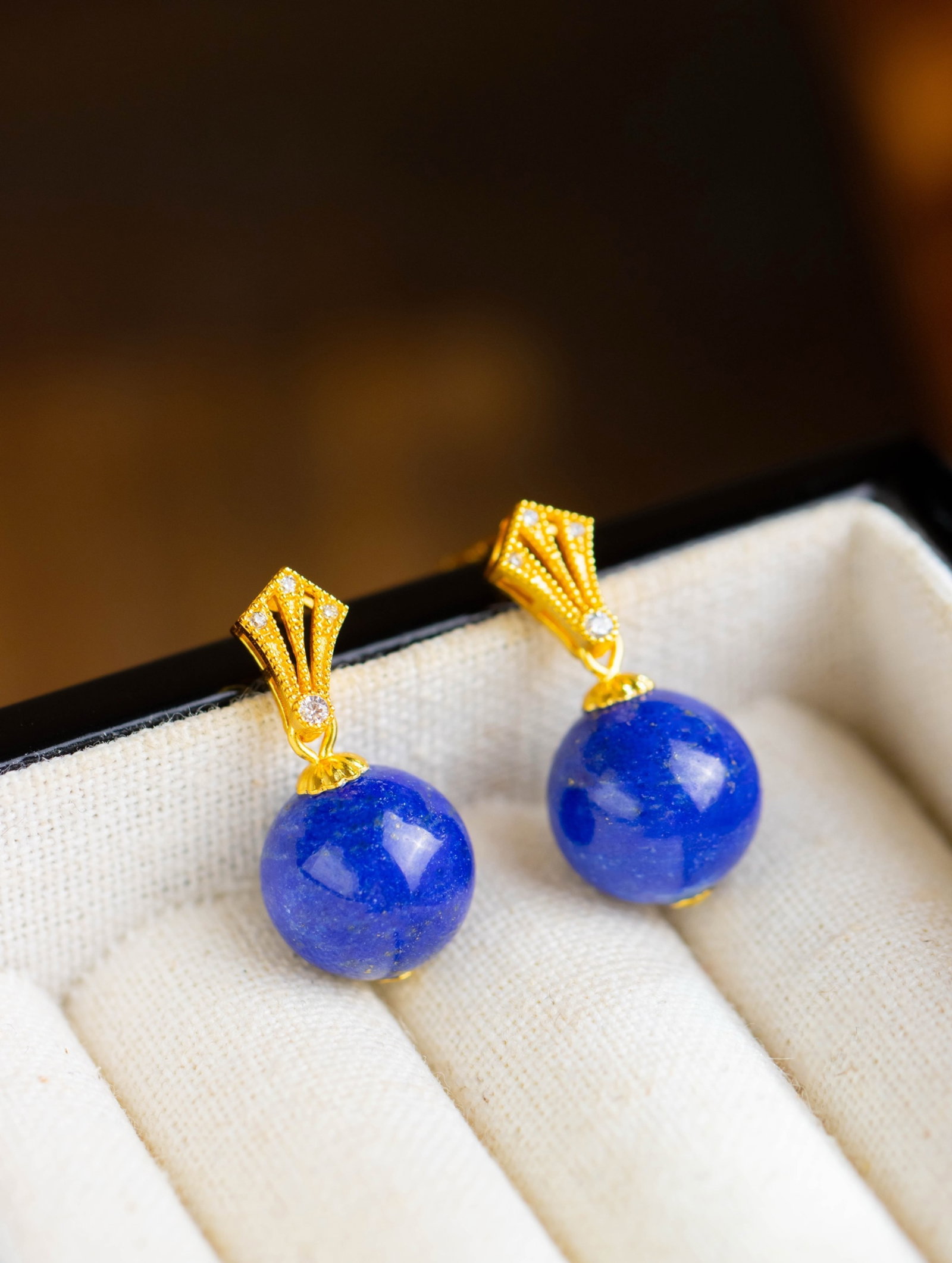 A Pair of Exquisite Sterling Silver-Gold Plated Inlaid Lapis Lazuli Earrings,Inlaid Diamond: A Pair of Exquisite Sterling Silver-Gold Plated Inlaid Lapis Lazuli Earrings,Inlaid Diamond