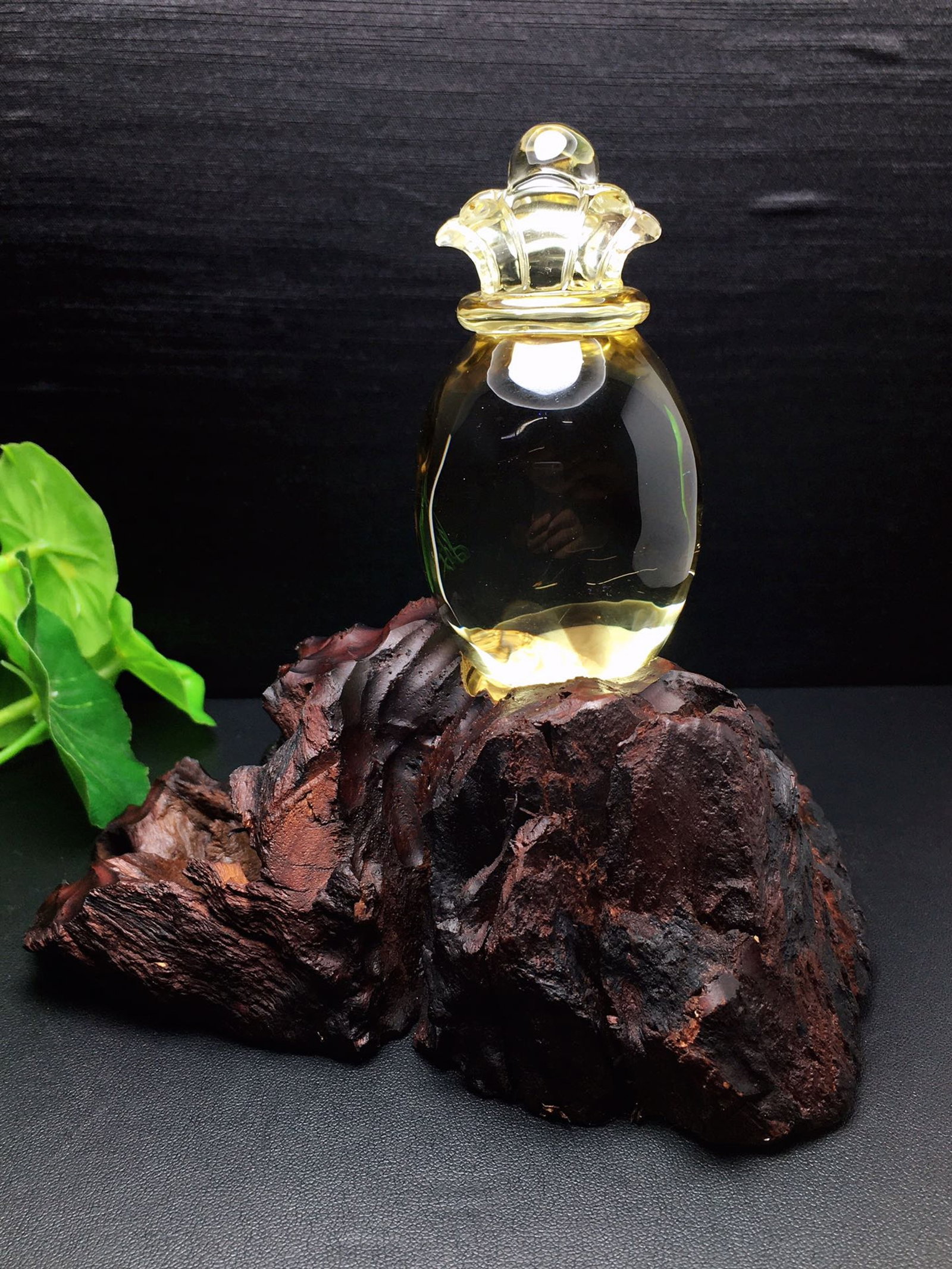 An Exquisite Crystal Pendant: An Exquisite Crystal Pendant,Size:88mmx44mmx37mm,( Base )12mm,Weight:170g 水晶吊坠