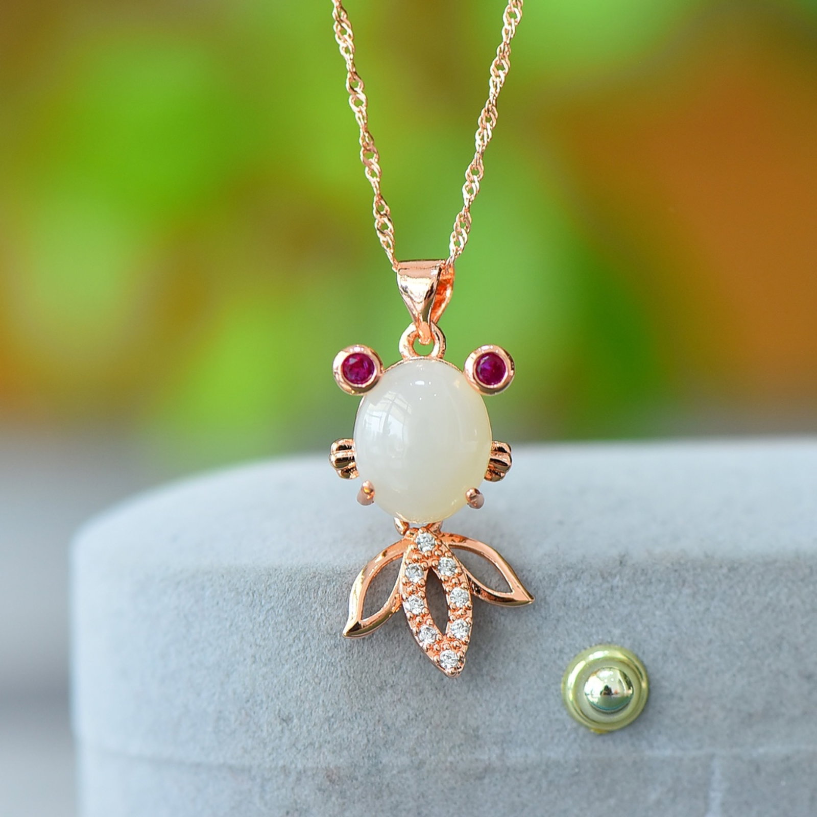 An Exquisite Bronze Inlaid White Jade Fish Necklace,Inlaid Diamond: An Exquisite Bronze Inlaid White Jade Fish Necklace,Inlaid Diamond,Size:10mmx12mm 铜镶白玉鱼项链,嵌钻石
