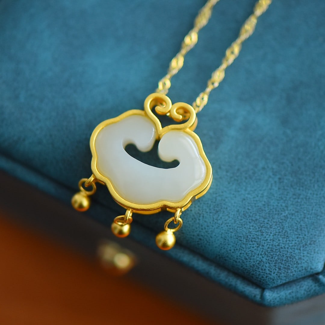 An Exquisite Sterling Silver-Gold Plated Inlaid White Jade Necklace: An Exquisite Sterling Silver-Gold Plated Inlaid White Jade Necklace,Size:13mmx18mm 纯银镀金镶白玉项链