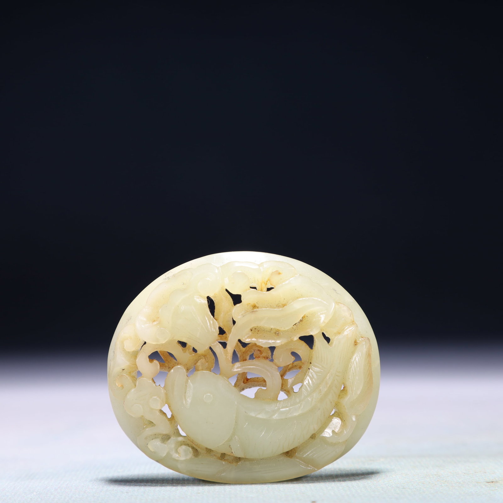An Exquisite White Jade Fish Pattern Pendant: An Exquisite White Jade Fish Pattern Pendant,Qing Dynasty,China,Size:2.2inx1.9in,Weight:45.7g 白玉鱼纹佩,中国清代
