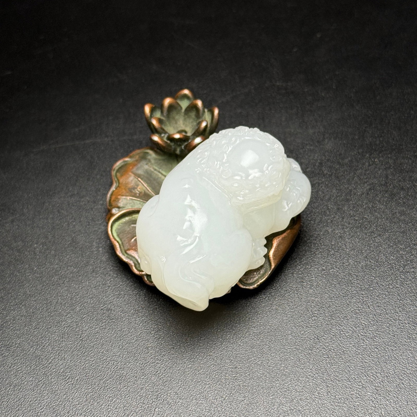 An Exquisite White Jade Lion Pendant: An Exquisite White Jade Lion Pendant,Qing Dynasty,China,Size:46mmx29mmx22mm,Weight:51g 白玉狮子挂件,中国清代