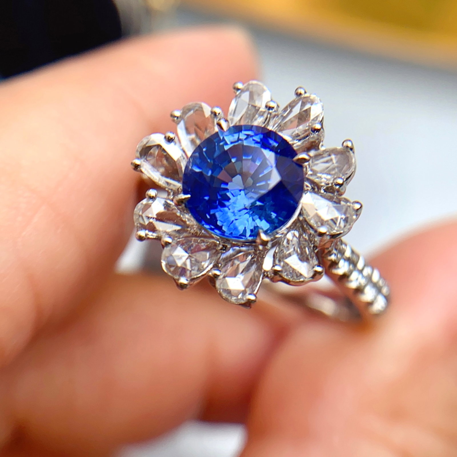 A Exquisite 18k Gold Inlaid 1.80ct Natural Sapphire and 0.711ct Diamond Ring: A Exquisite 18k Gold Inlaid 1.80ct Natural Sapphire and 0.711ct Diamond Ring,Total Weight:3.90g 18k金镶 1.80ct 天然蓝宝石和 0.711ct
