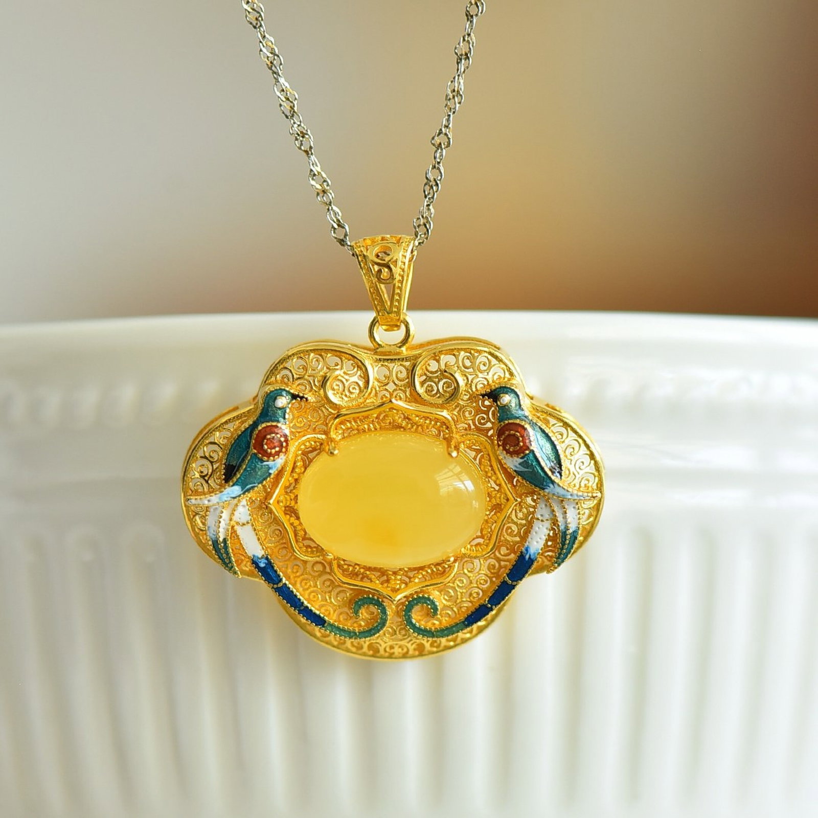An Exquisite Sterling Silver-Gold Plated Inlaid Amber Necklace: An Exquisite Sterling Silver-Gold Plated Inlaid Amber Necklace,Size:12mmx16mm 纯银镀金镶琥珀项链