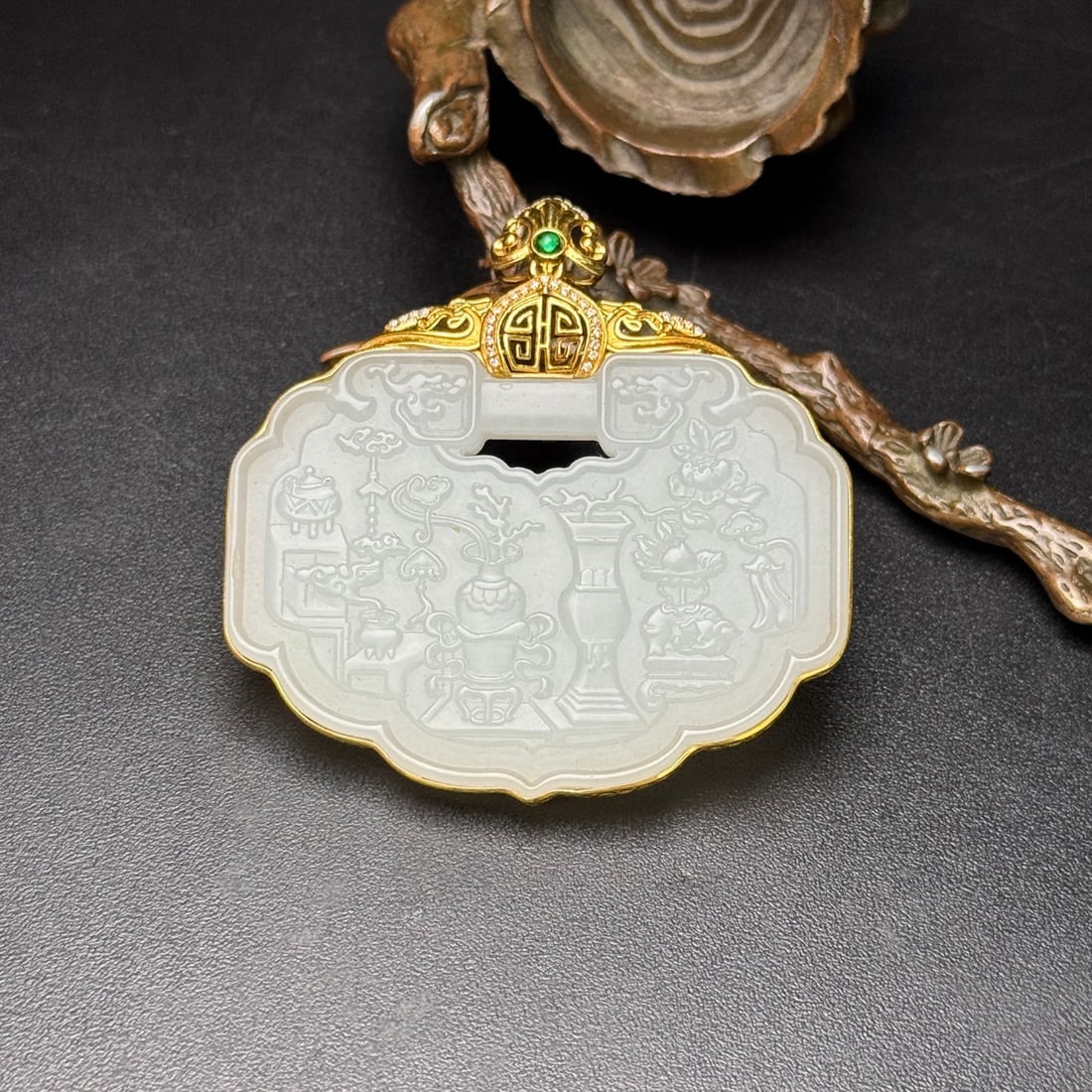 An Exquisite Gold Inlaid White Jade Bogu,Flower and Bird Pattern Pendant,Inlaid Diamond: An Exquisite Gold Inlaid White Jade Bogu,Flower and Bird Pattern Pendant,Inlaid Diamond,Qing Dynasty,China,Size:54mmx55mmx6mm,Weight:29g 金镶白玉博古花鸟