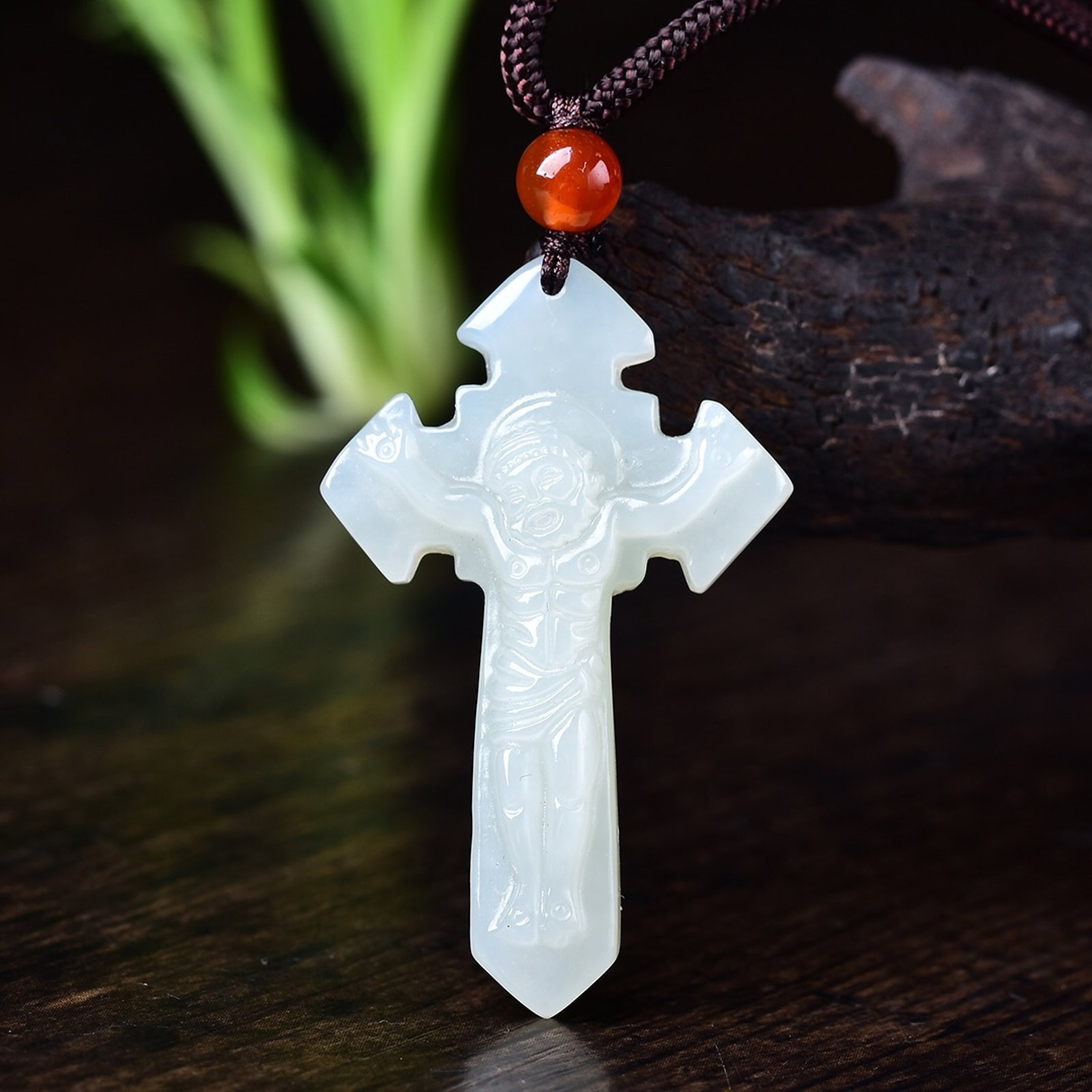 An Exquisite White Jade Pendant: An Exquisite White Jade Pendant,Size:28mmx48mm 寓意:吉祥 和平 和睦的象征 白玉吊坠