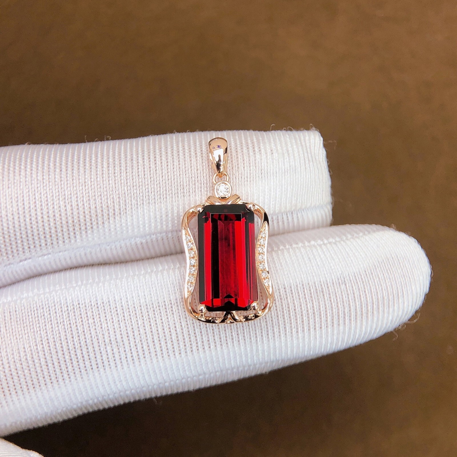 5.75Ctw Sterling Silver-Gold Plated Inlaid Natural Tourmaline Necklace: 5.75Ctw Sterling Silver-Gold Plated Inlaid Natural Tourmaline Necklace,Size:14mmx7.7mm 5.75Ctw纯银镀金嵌天然碧玺项链
