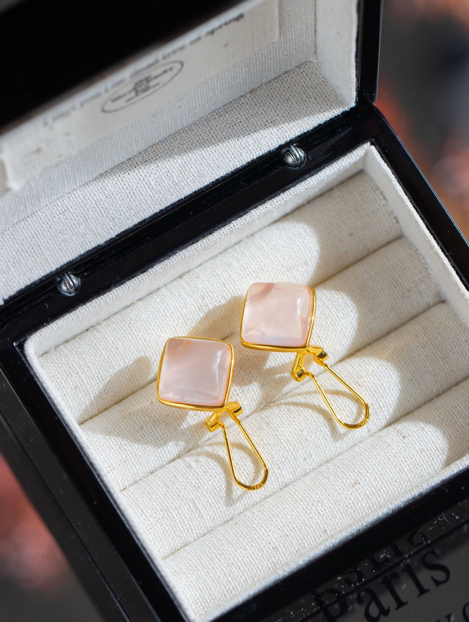 A Pair of Exquisite Sterling Silver-Gold Plated Inlaid Crystal Earrings: A Pair of Exquisite Sterling Silver-Gold Plated Inlaid Crystal Earrings 一对纯银镀金镶水晶耳环