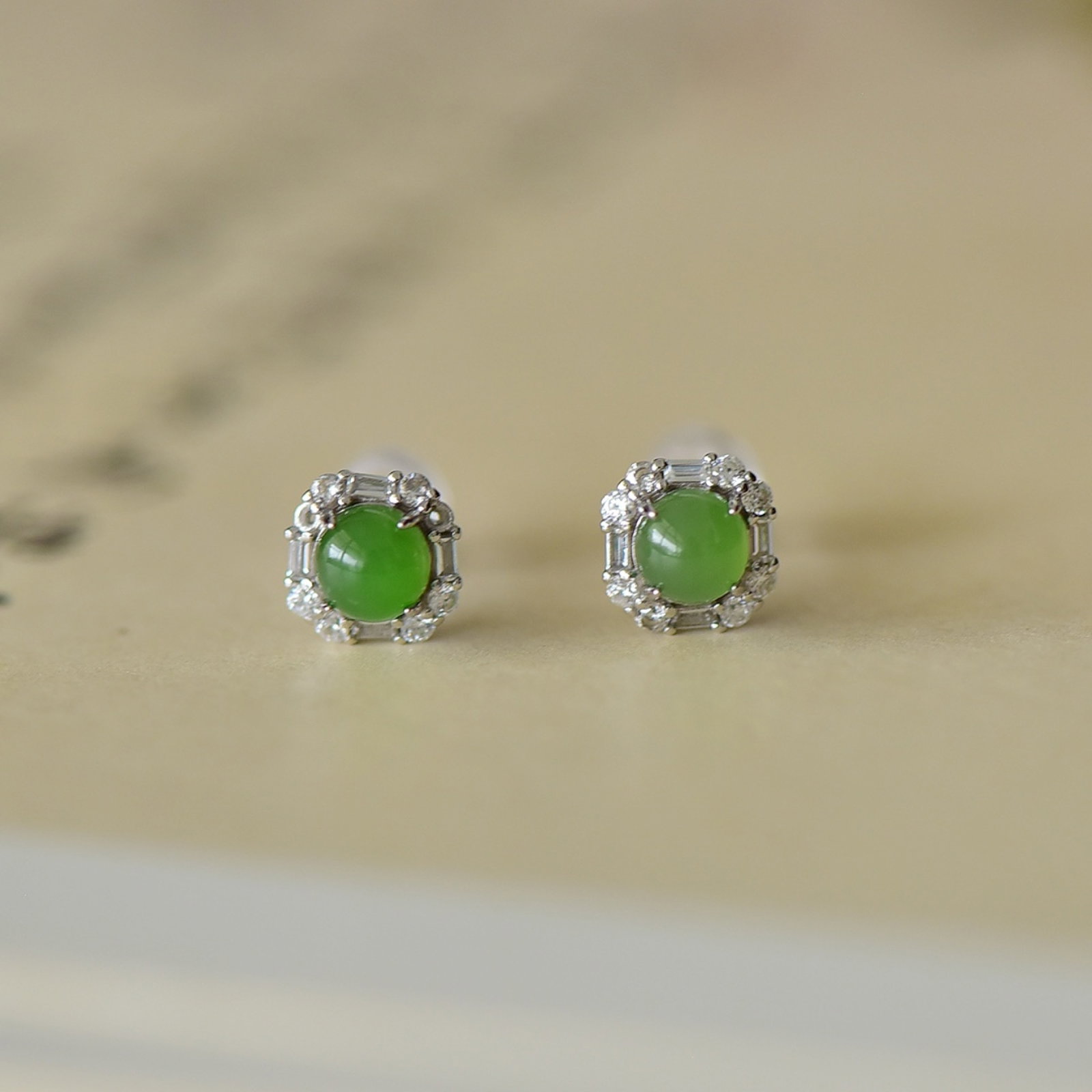 A Pair of Exquisite Sterling Silver Inlaid Jasper Earrings,Inlaid Diamond: A Pair of Exquisite Sterling Silver Inlaid Jasper Earrings,Inlaid Diamond,Size:5mmx5mm 一对纯银镶碧玉耳钉,嵌钻石