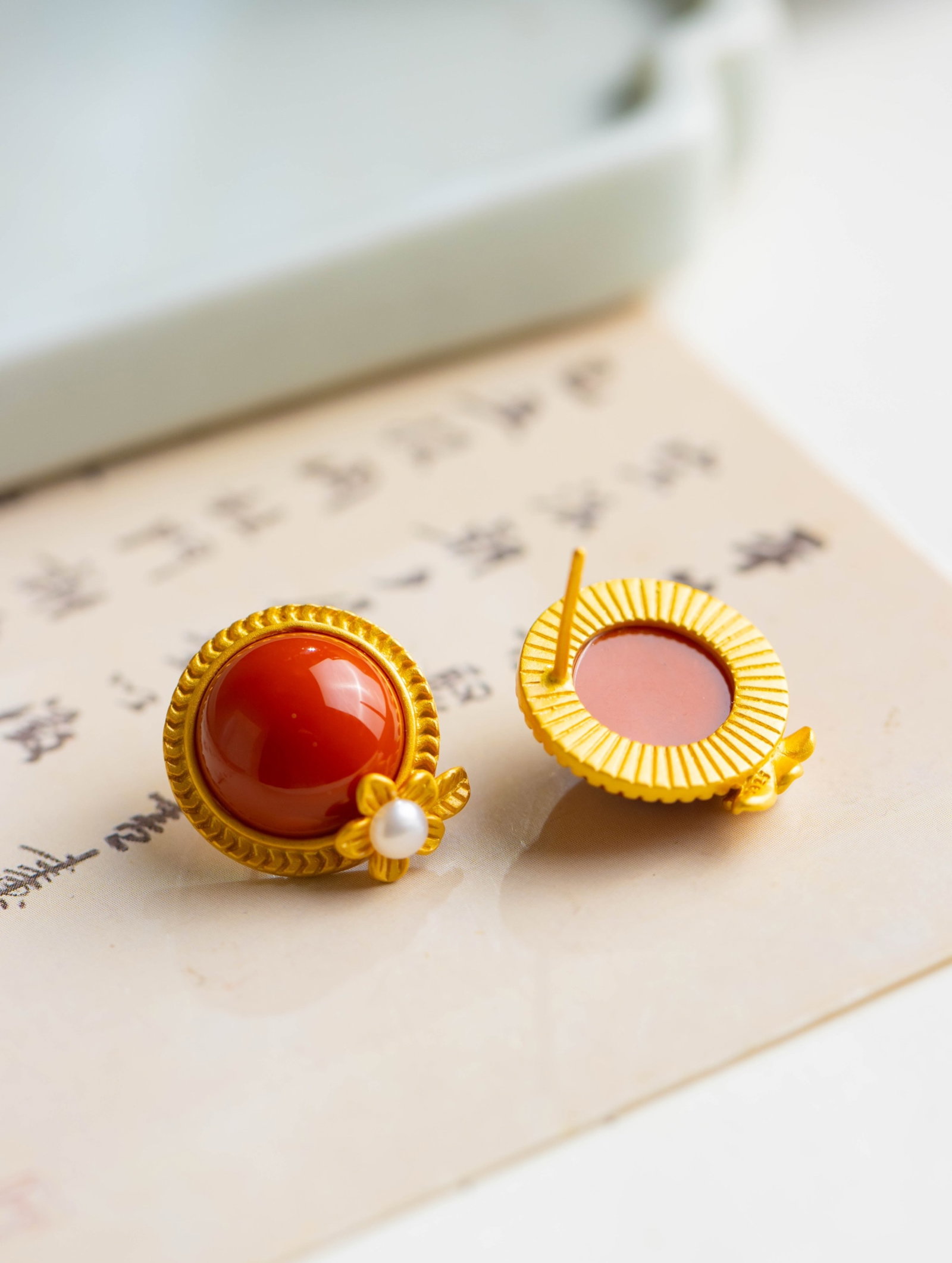 A Pair of Exquisite Sterling Silver-Gold Plated Inlaid Agate Earrings,Inlaid Pearls: A Pair of Exquisite Sterling Silver-Gold Plated Inlaid Agate Earrings,Inlaid Pearls 一对纯银镀金镶玛瑙耳钉,嵌珍珠