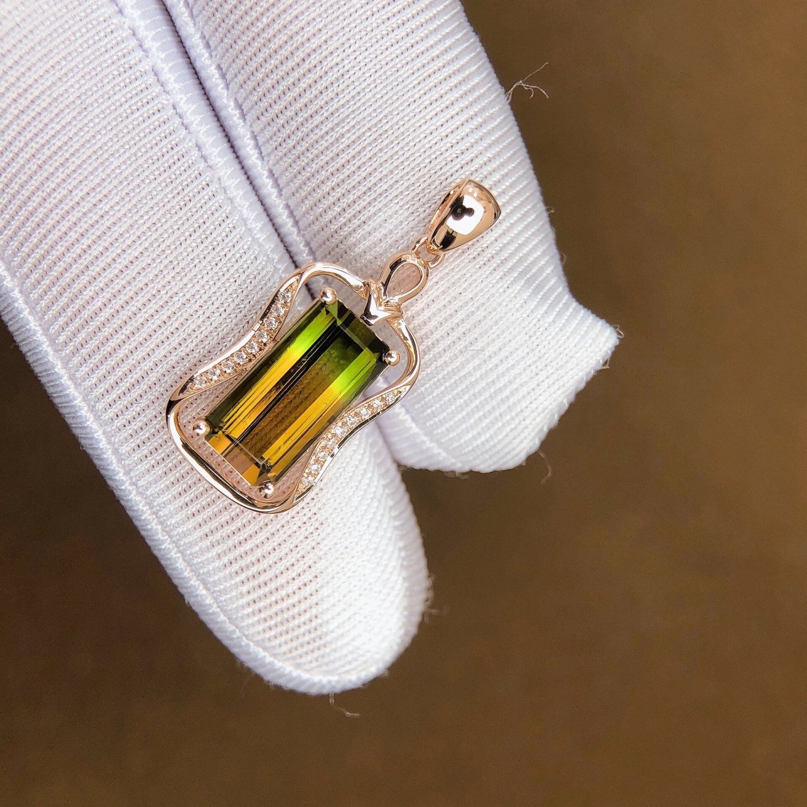 3.67Ctw Sterling Silver-Gold Plated Inlaid Natural Tourmaline Necklace: 3.67Ctw Sterling Silver-Gold Plated Inlaid Natural Tourmaline Necklace,Size:12.5mmx6.1mm 3.67Ctw纯银镀金嵌天然碧玺项链