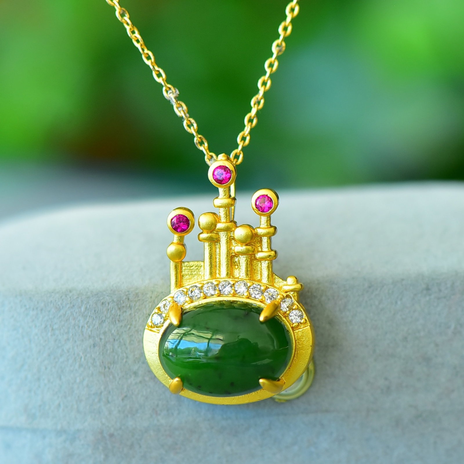 An Exquisite Bronze-Gold Plated Inlaid Jasper Necklace,Inlaid Diamond: An Exquisite Bronze-Gold Plated Inlaid Jasper Necklace,Inlaid Diamond,Size:10mmx14mm 铜镀金镶碧玉项链,嵌钻石