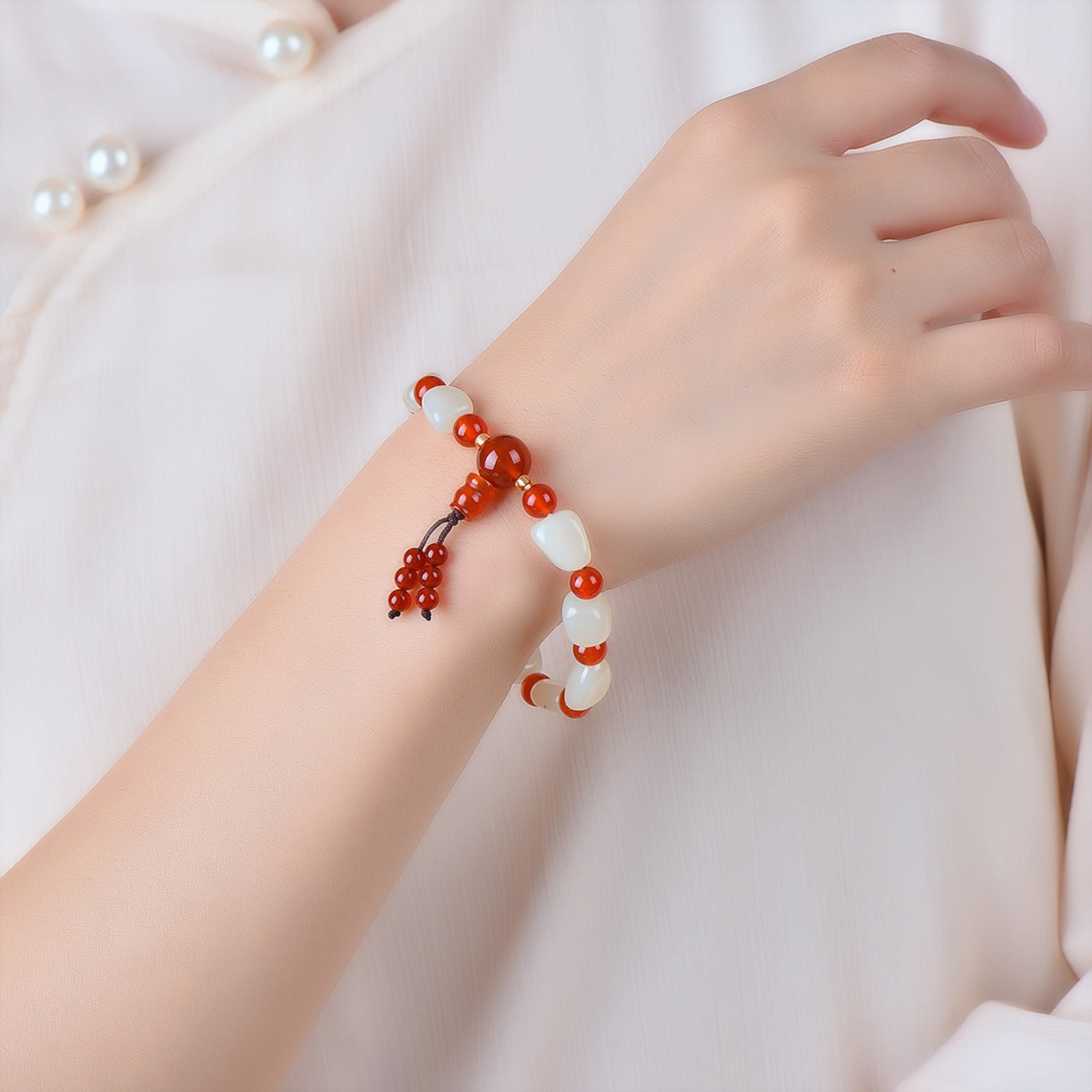 An Exquisite White Jade Bracelets: An Exquisite White Jade Bracelets (寓意)吉祥如意 玉脂白润 白玉手串